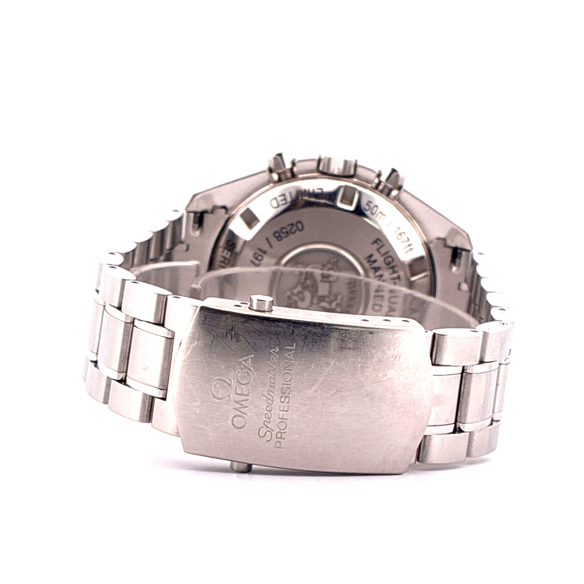 Omega Speedmaster Professional Moonwatch Alaska Project / Limited Edition / very rare / Full-Set / 2008, Rückansicht mit Schließe, Armband und Gehäuseboden vor weißem Hintergrund