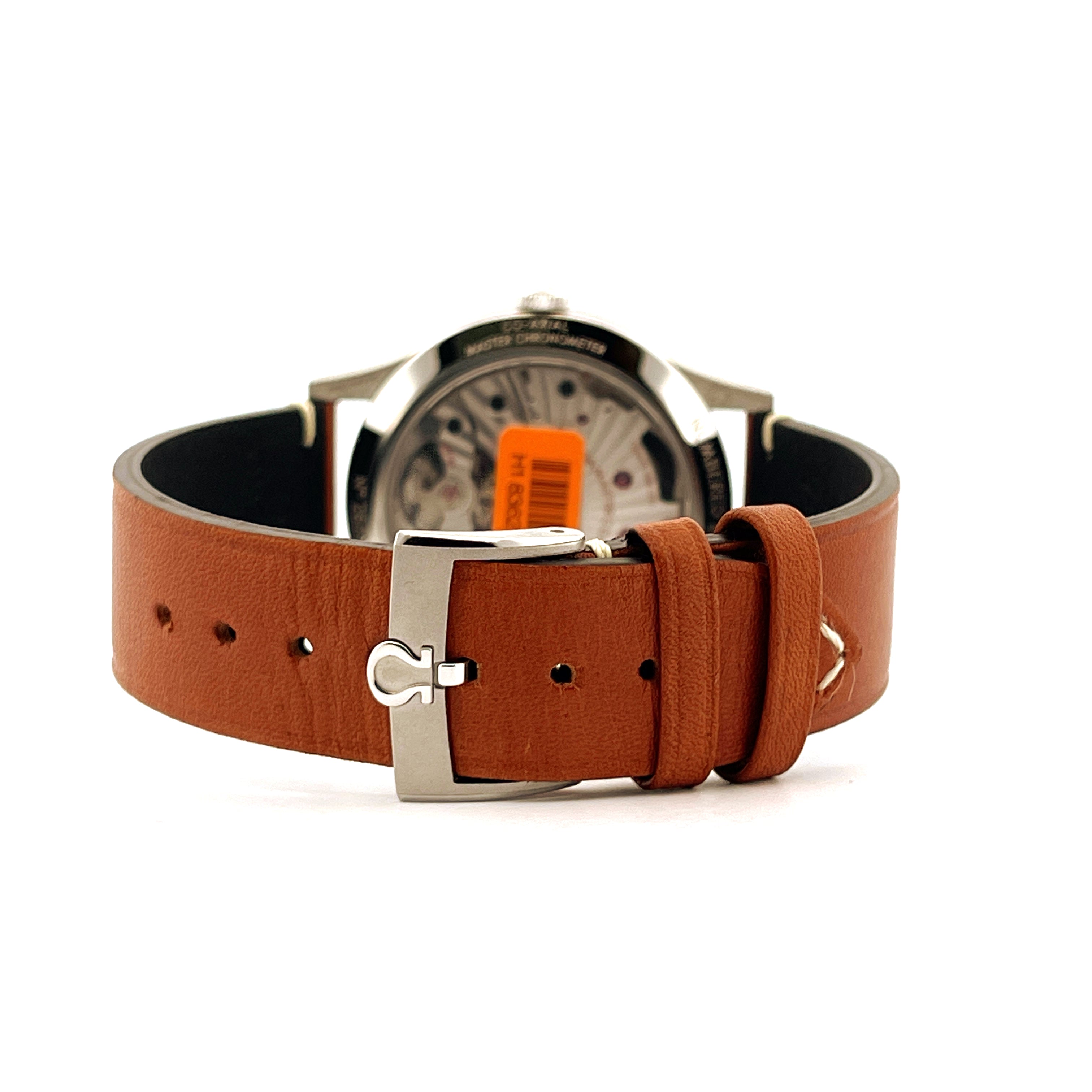 Omega CK 859 im Detail von der Seite, braunes Lederarmband mit silbernfarbener Omega-Schließe auf Weiß