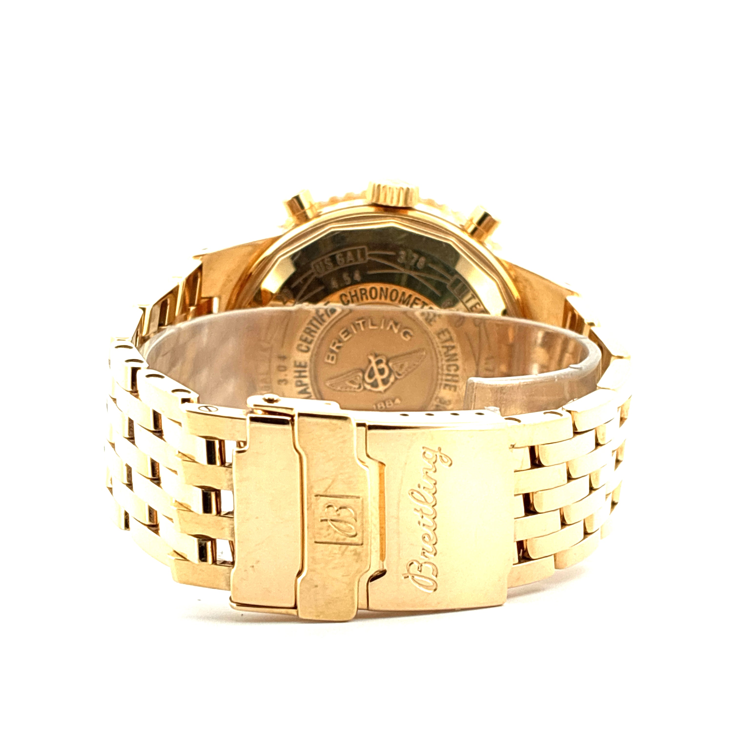Breitling Navitimer Heritage Rückseite mit goldenem Band und Dornschließe auf weißem Hintergrund