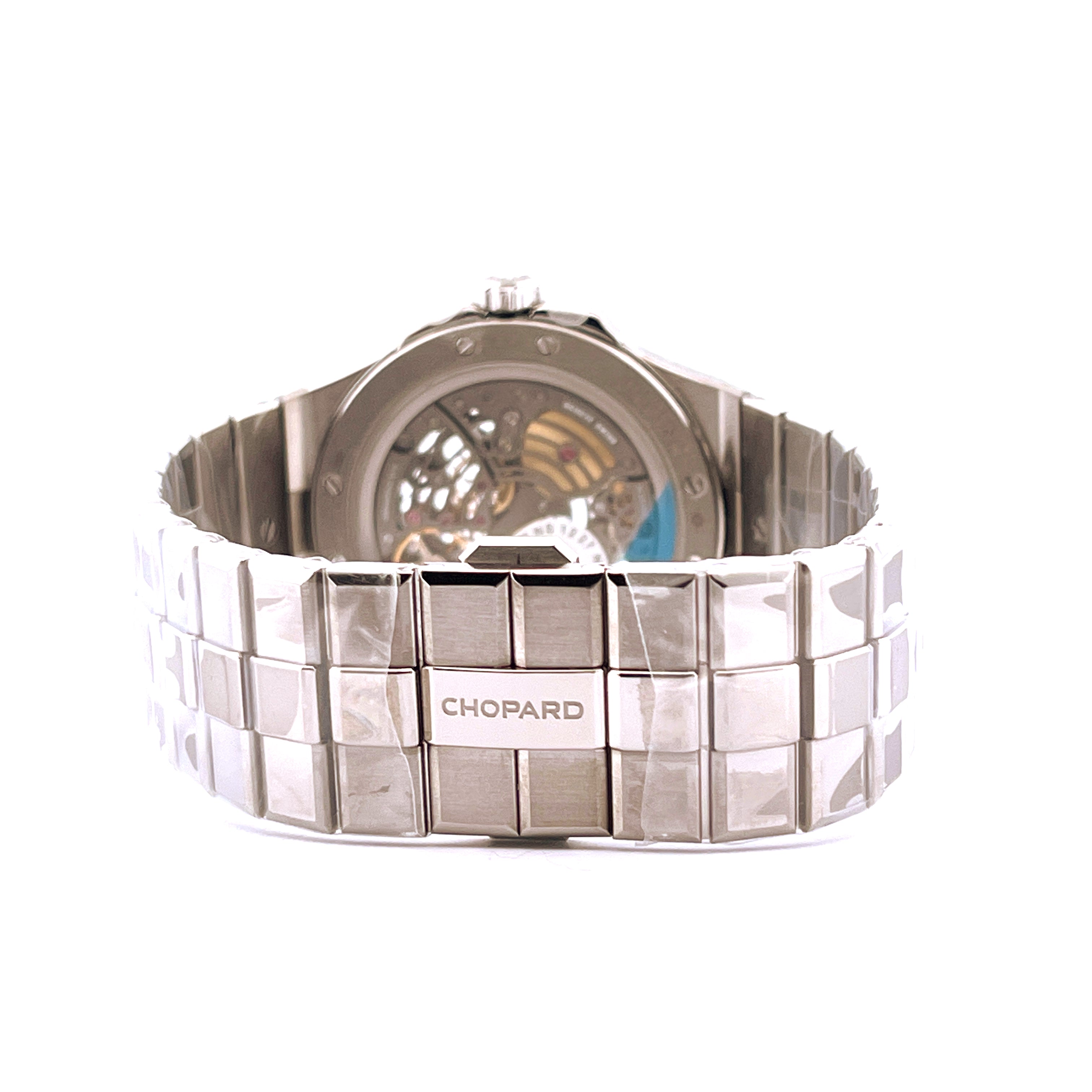 Chopard Alpine Eagle 41 Xp Titan Automatik an weißem Hintergrund Rückseite mit Sichtboden und Titanarmband