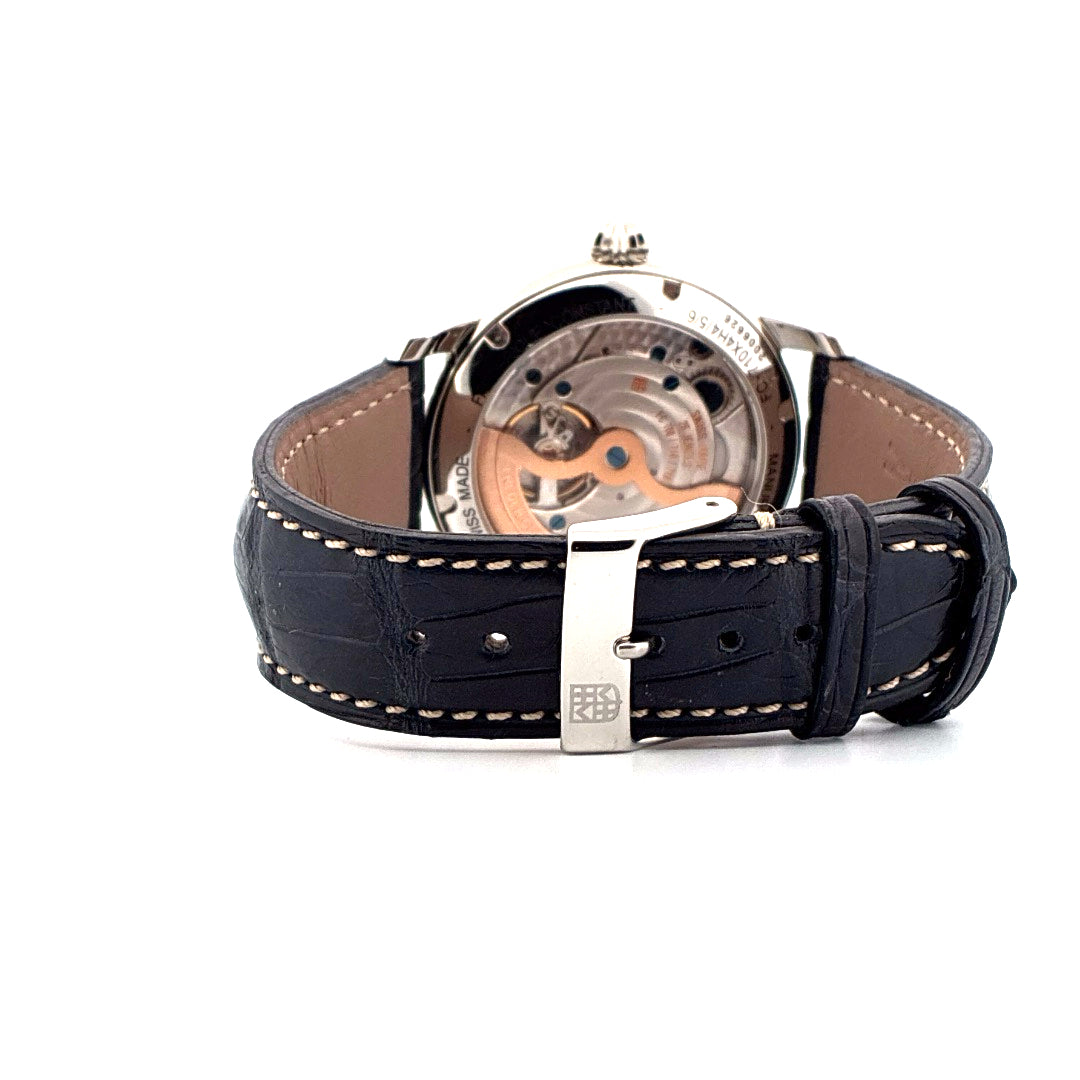 Rückansicht einer Frederique Constant Classics Manufacture mit schwarzem Lederarmband und sichtbarem Uhrwerk