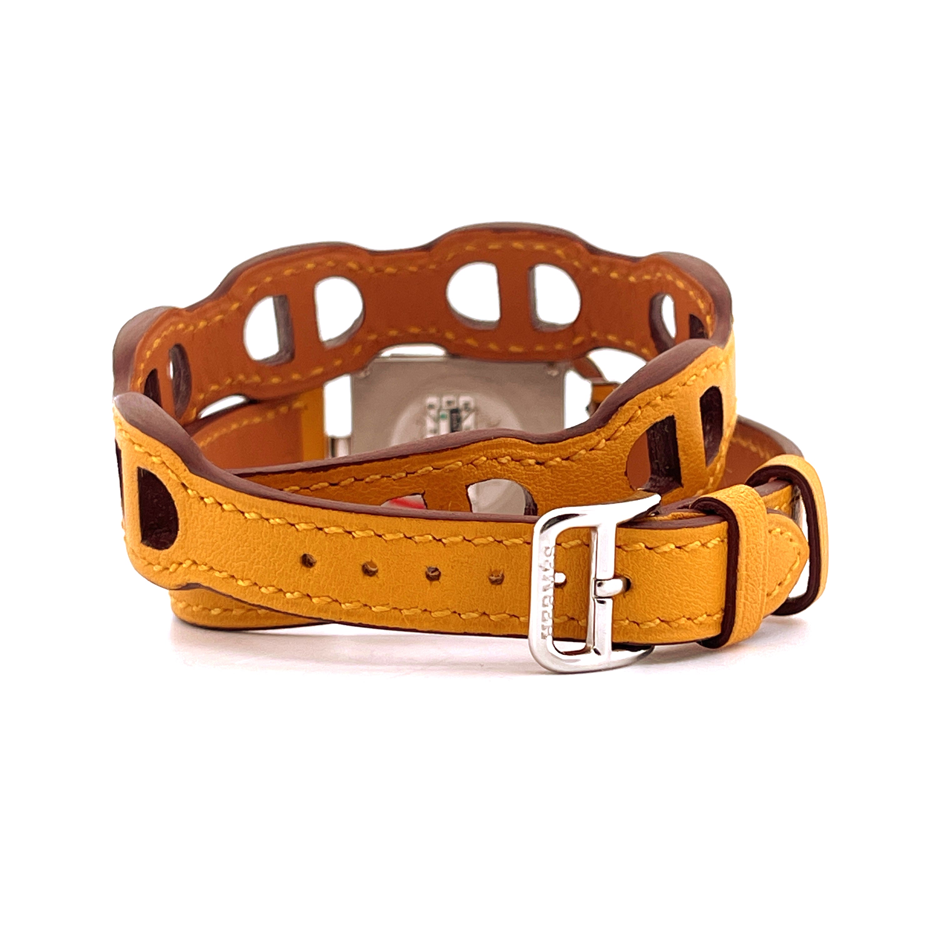 Hermès Cape Cod Uhr mit gelbem Lederarmband und silberner Schließe im Detail auf weißem Hintergrund