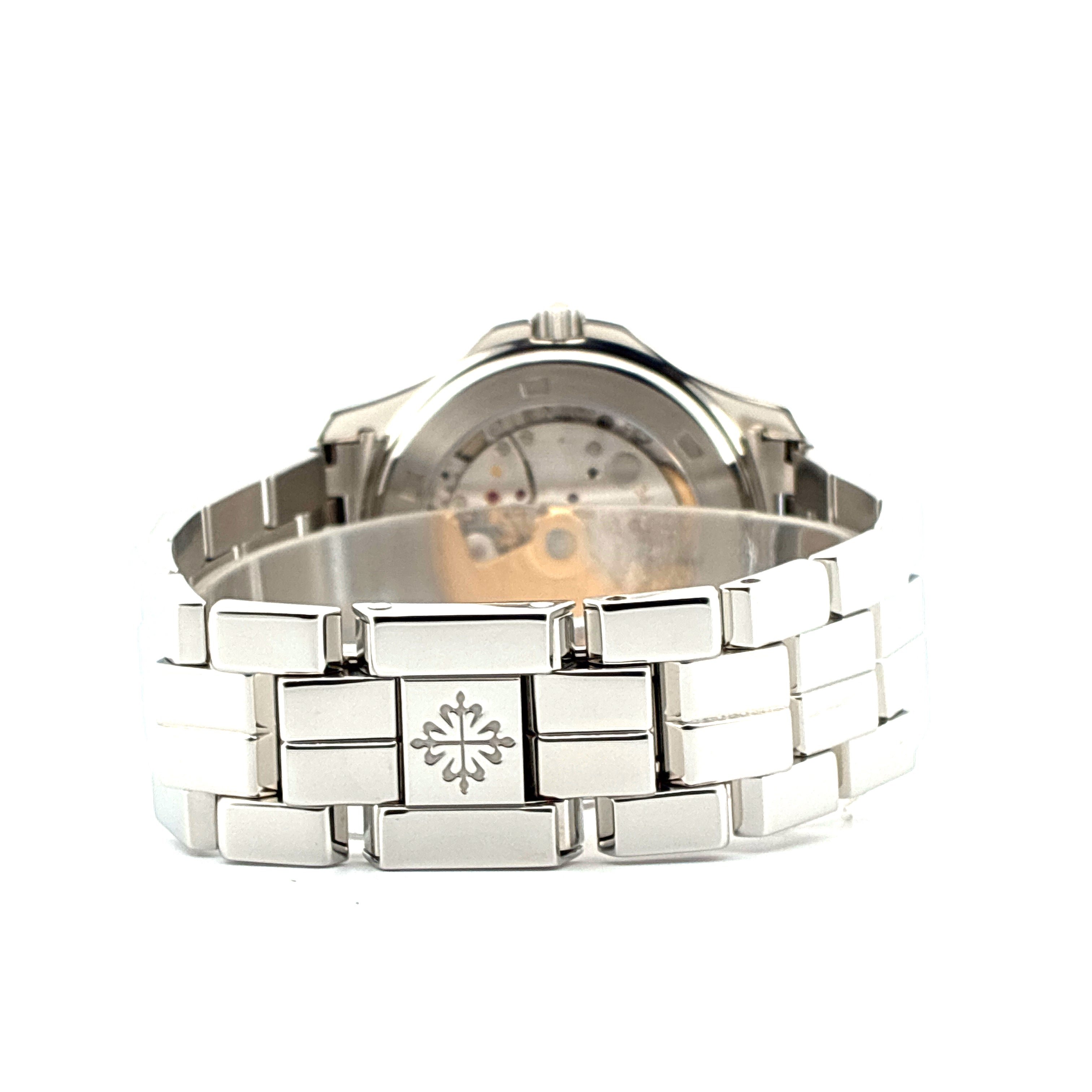 Patek Philippe Aquanaut Armband aus Edelstahl mit Gravur auf weißem Hintergrund