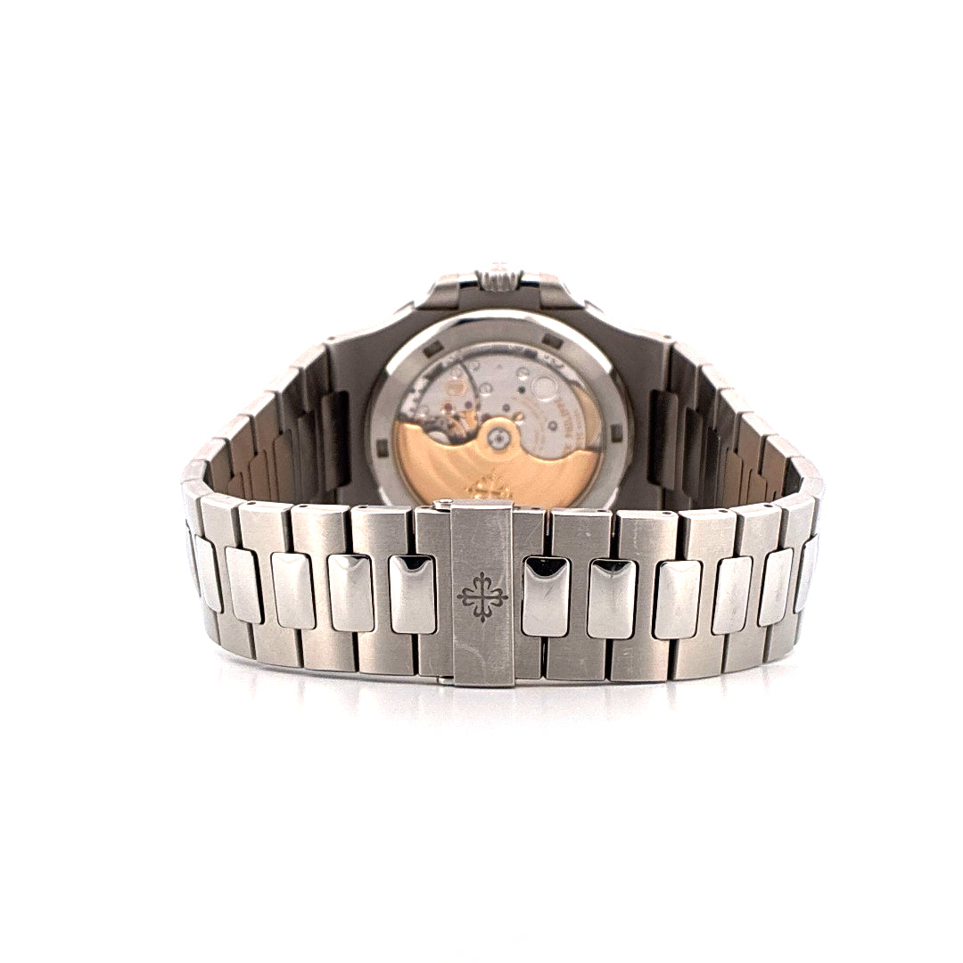Patek Philippe Nautilus mit Sichtboden, Edelstahlarmband und Patek Philippe Kreuzschließe auf weißem Hintergrund
