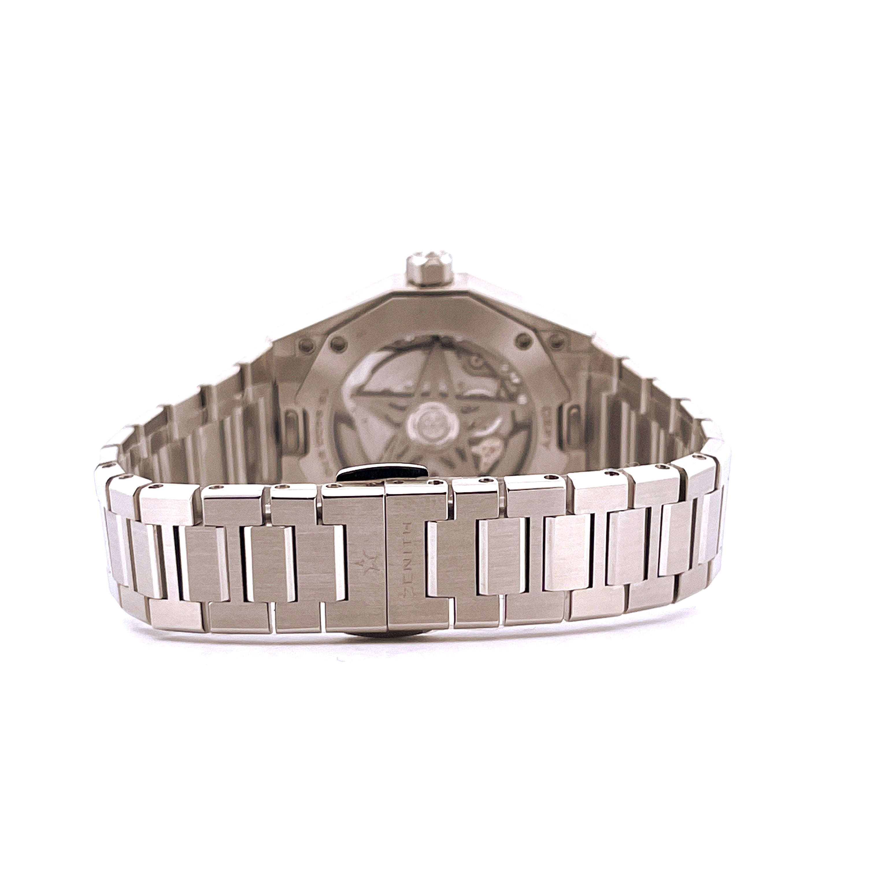 Rückansicht der Zenith Defy Skyline Diamonds mit Edelstahlgehäuse und gravierter Schließe