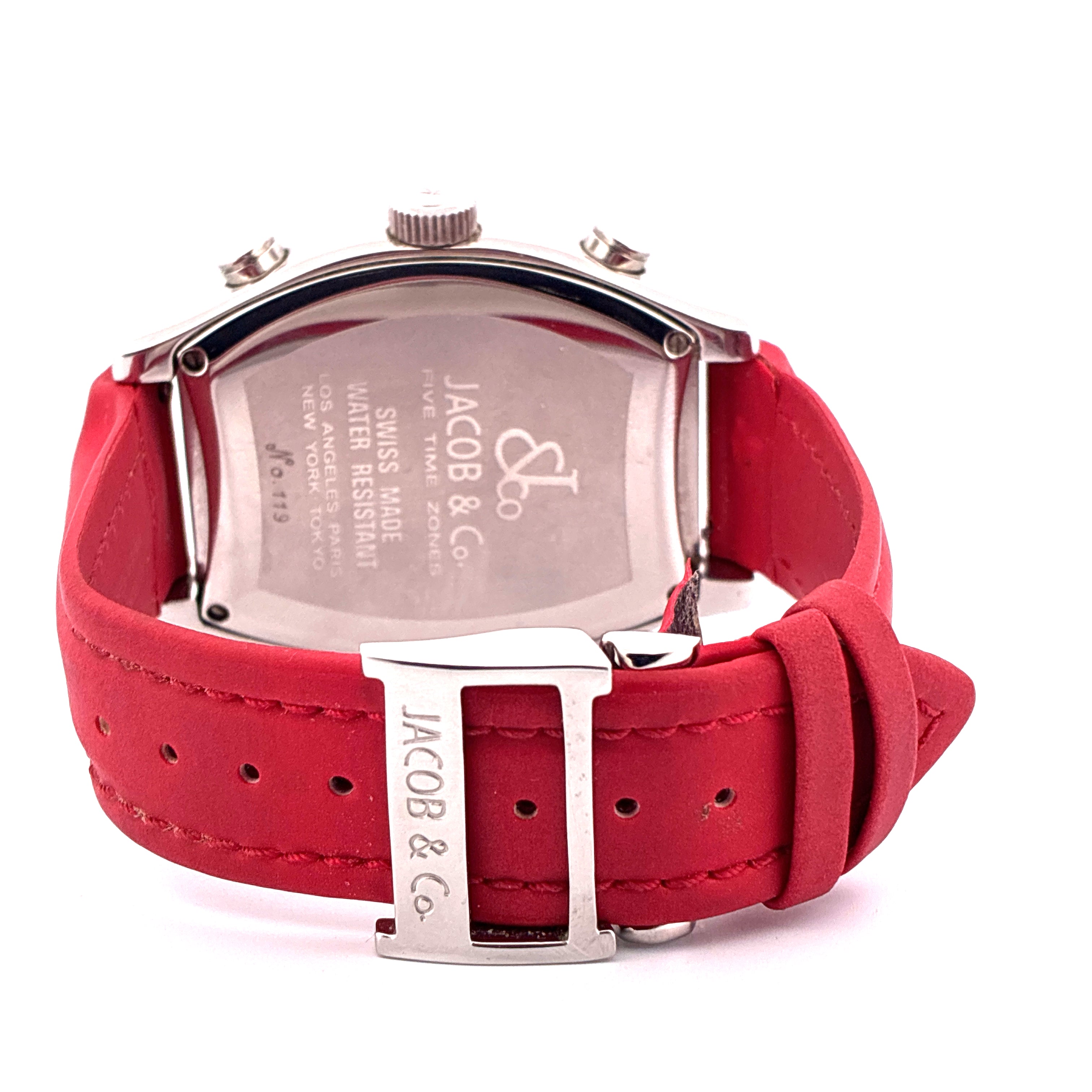 Rückseite des Jacob & Co. Five Time Zone Tonneau aus Edelstahl mit rotem Lederarmband und Schnalle