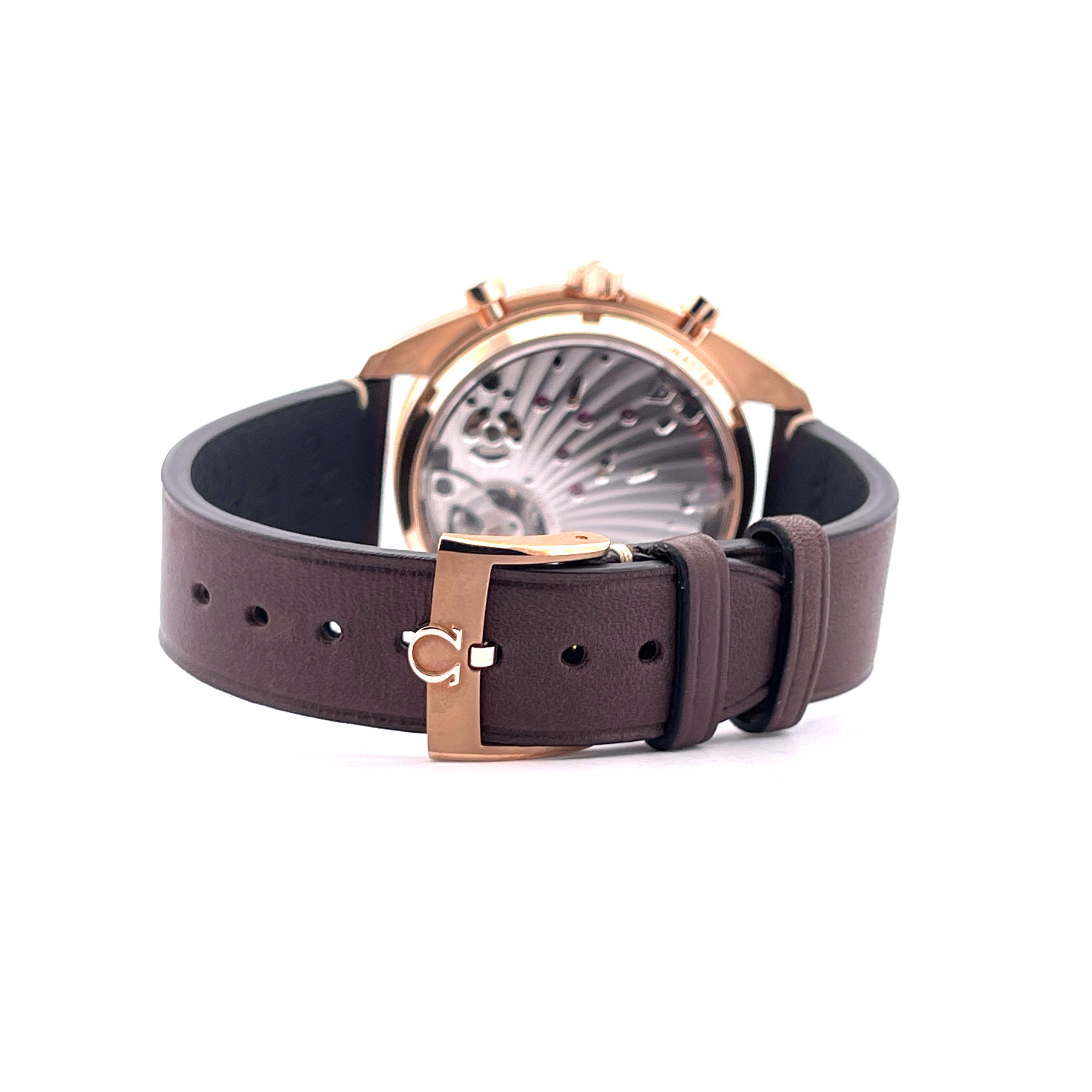 Omega Speedmaster Chronoscope Bronze & Gold Rückansicht mit braunem Lederband und goldener Schließe