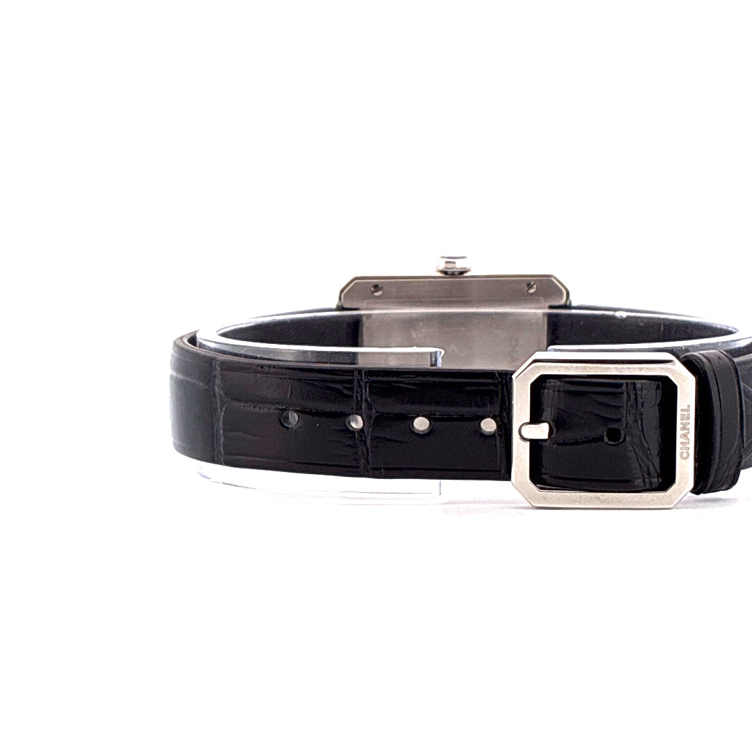 Seitenansicht der Chanel Boyfriend Uhr mit schwarzem Krokodillederarmband und silberner Schließe