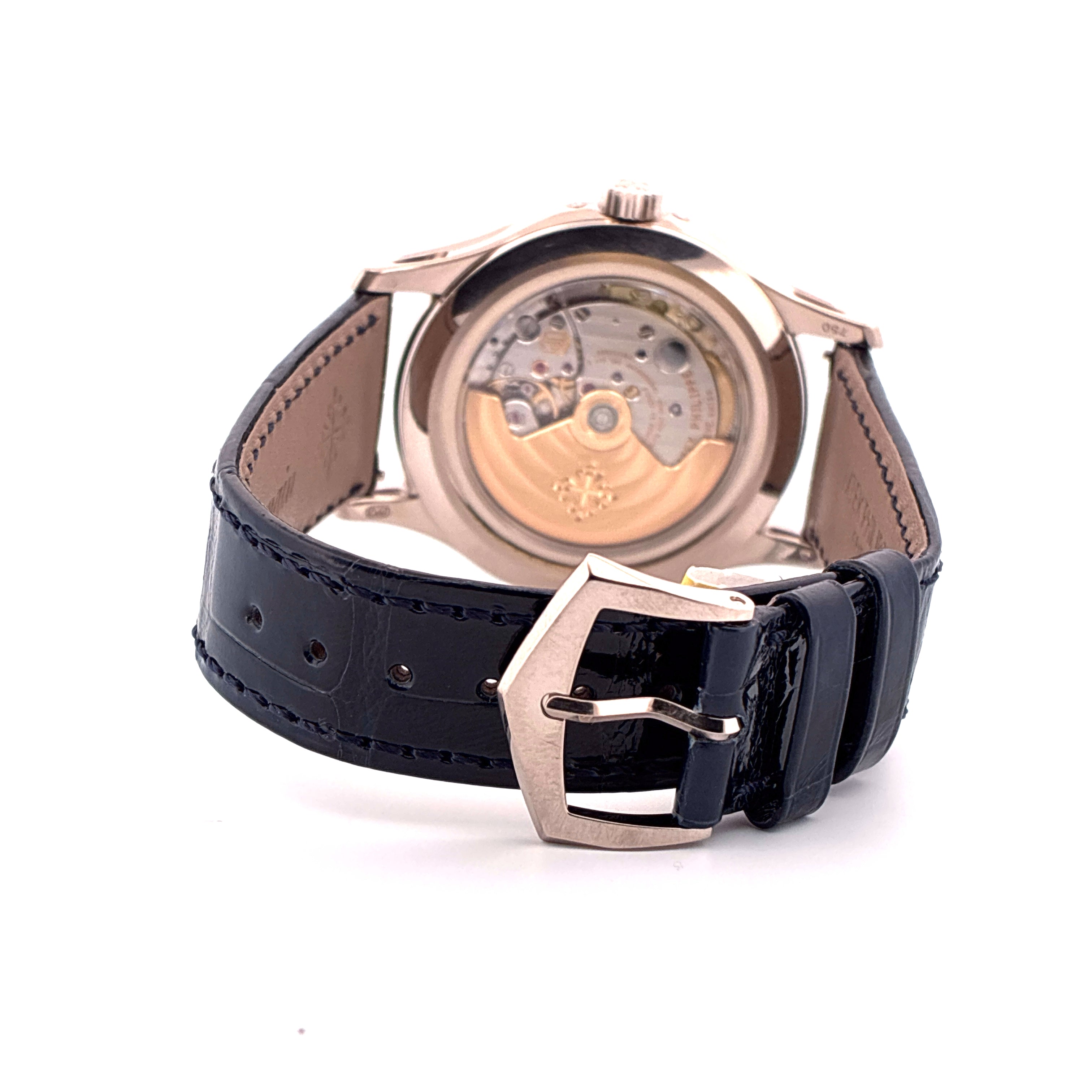 Patek Philippe Annual Calendar 5205G-013 Rückseite Automatikwerk mit schwarzem Kroko-Lederarmband und Dornschließe