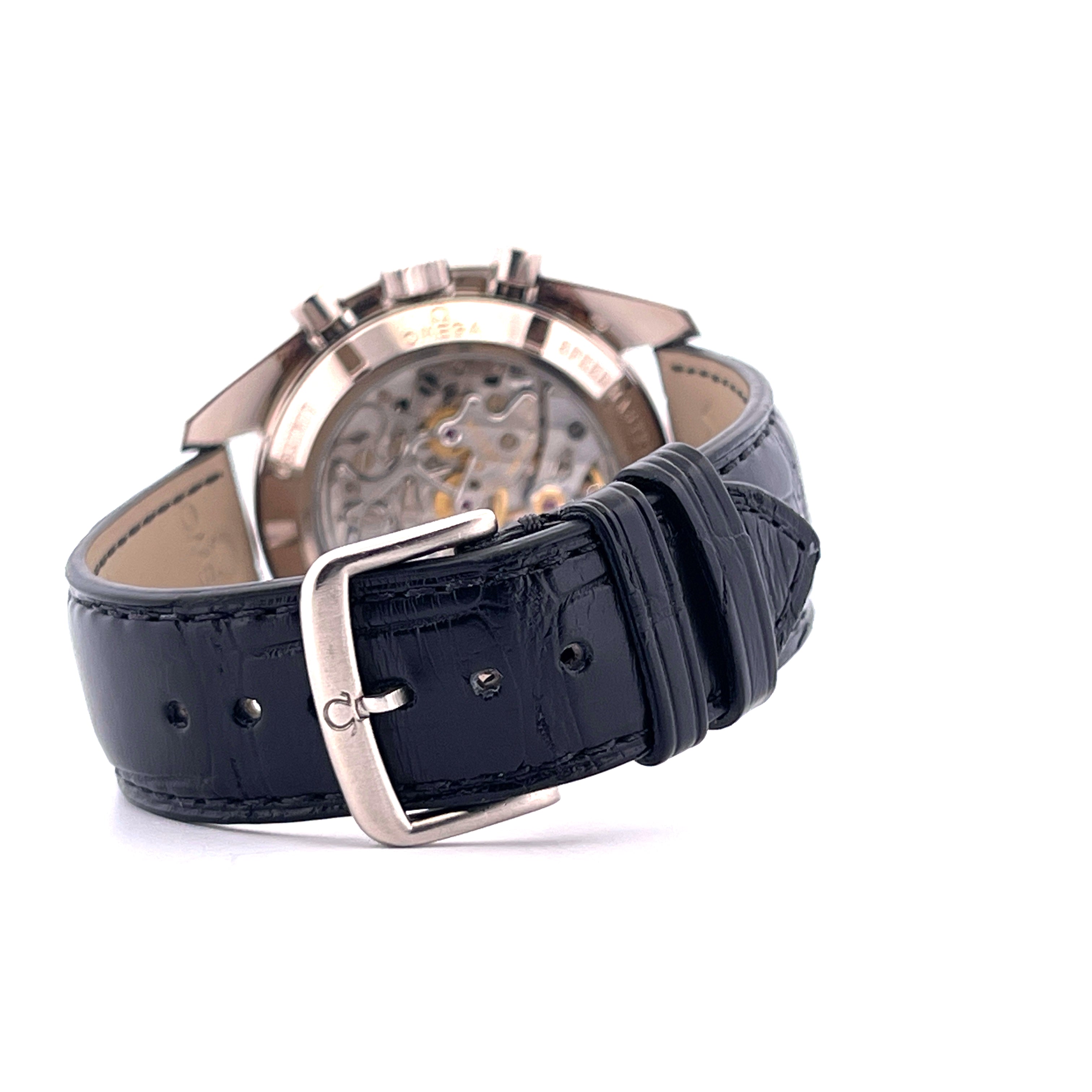 Omega 25th Anniversary Apollo XI 1 of 2500 mit schwarzem Lederarmband und Schnalle auf weißem Hintergrund