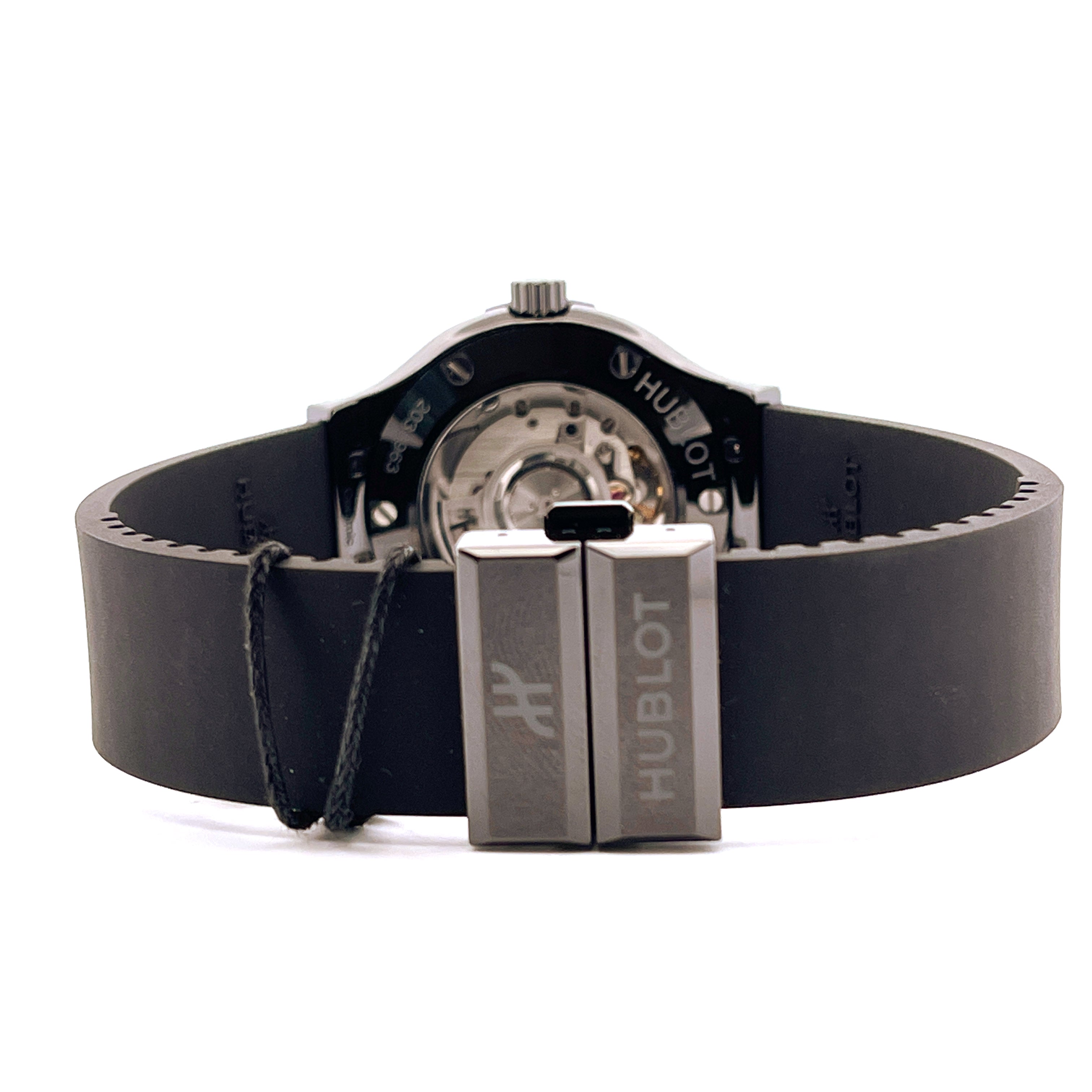 Hublot Classic Fusion Original Black Magic 38mm auf weißem Hintergrund, Rückseite mit Sichtboden und schwarzem Kautschukband