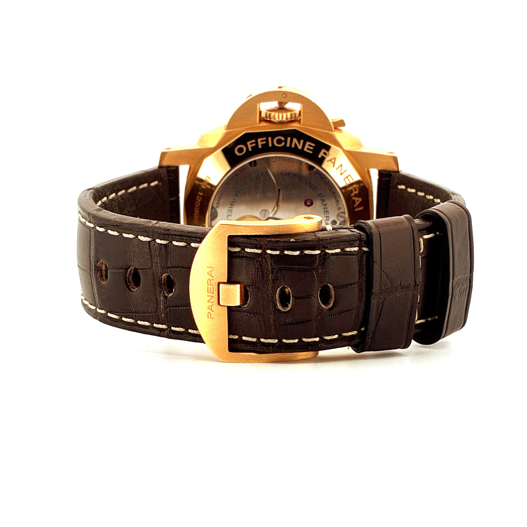 Rückansicht einer goldfarbenen Panerai Luminor 1950 Uhr mit braunem Krokodillederarmband und goldener Schließe