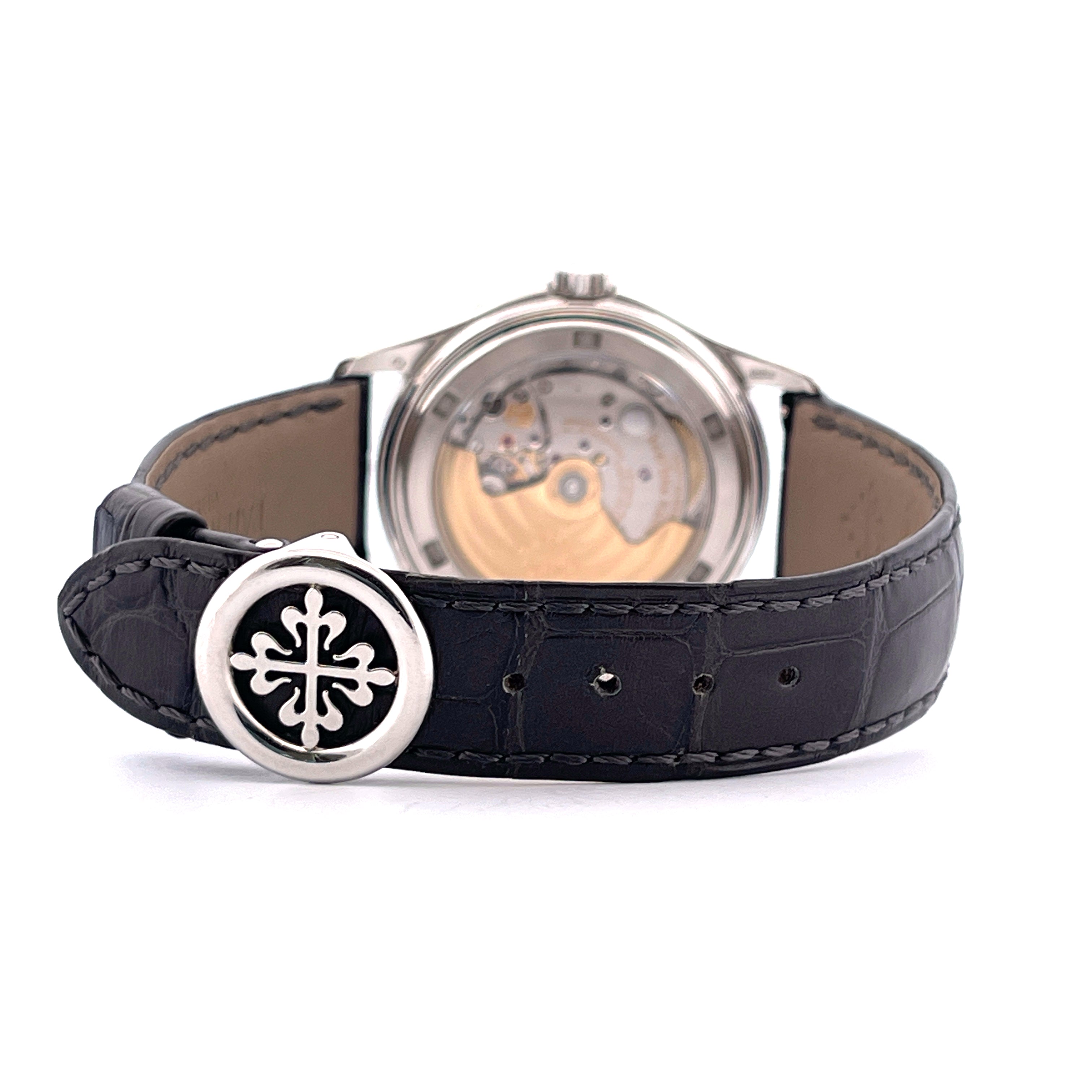 Patek Philippe 5146P-001: Rückseite einer Platin-Uhr mit Automatikwerk und schwarzem Krokodillederarmband