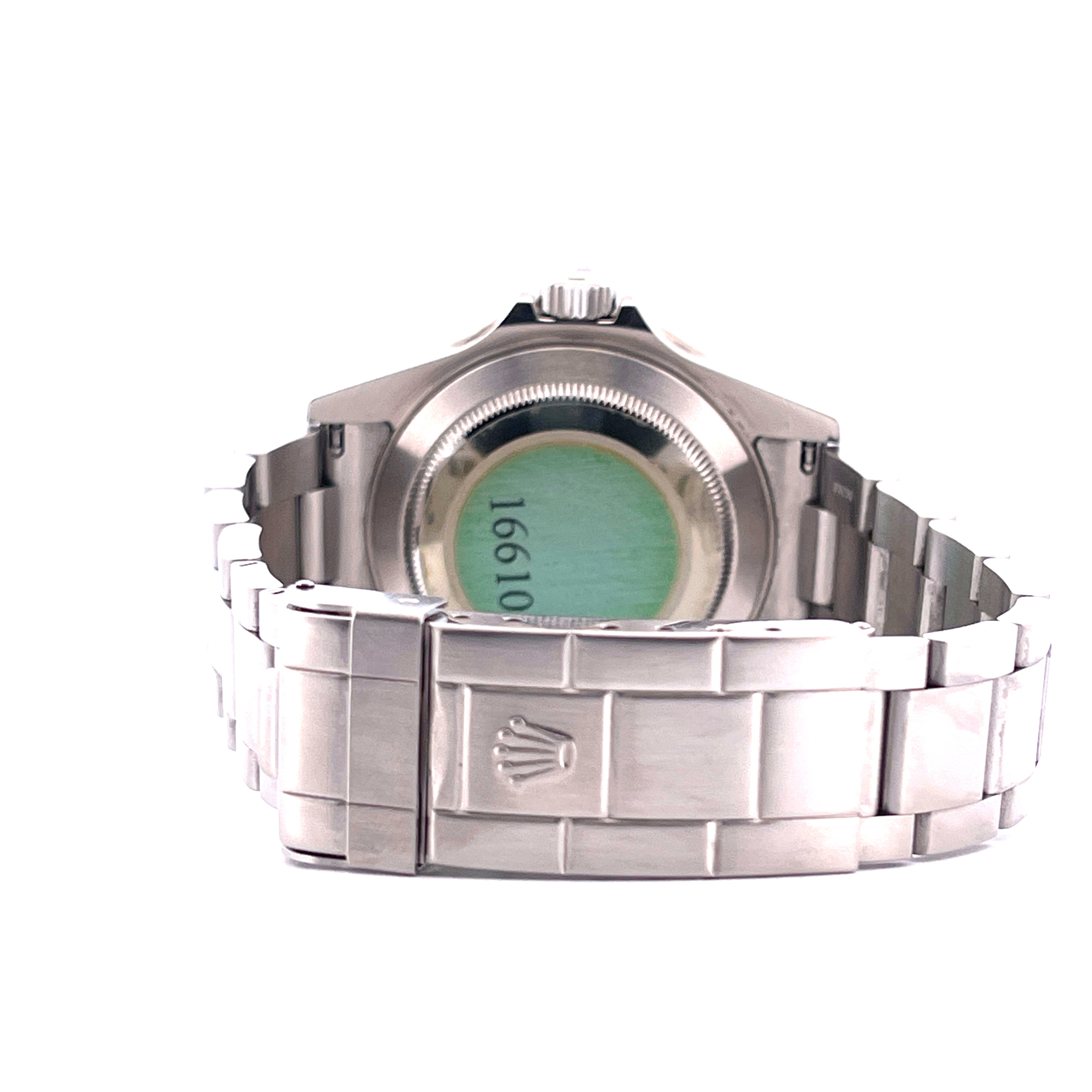 Rückansicht einer Rolex Submariner Date "Kermit" aus Stahl mit Sichtfenster und Modellnummer 16610