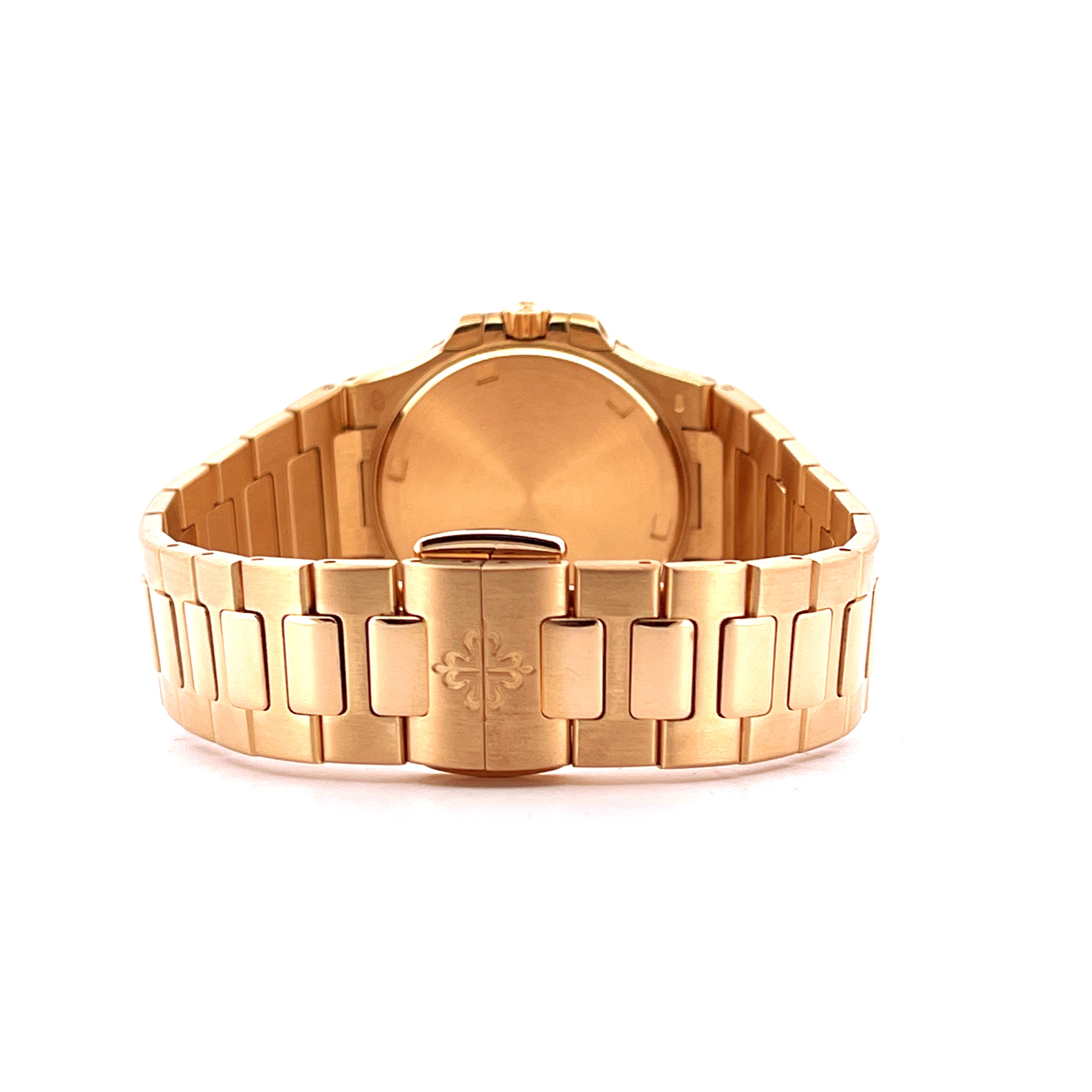 Rückansicht einer Patek Philippe Nautilus Lady 7010 aus Roségold mit dezentem Logo auf der Schließe