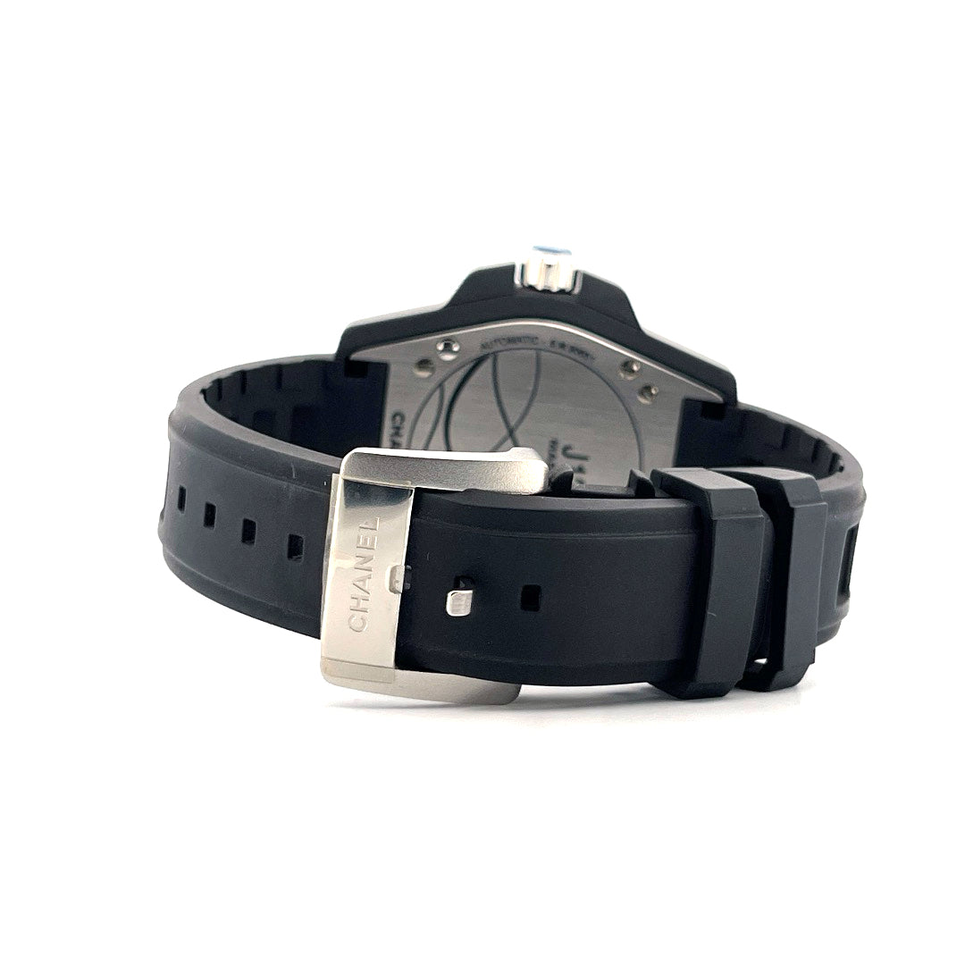Chanel J12 Marine 42mm Rückseite mit schwarzem Kautschukband und Silberschließe mit Chanel-Schriftzug