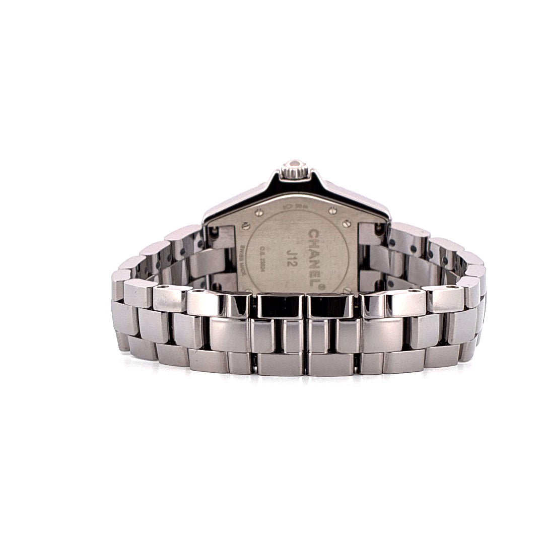 Rückansicht einer Chanel J12 33mm Keramuhr mit Edelstahlarmband