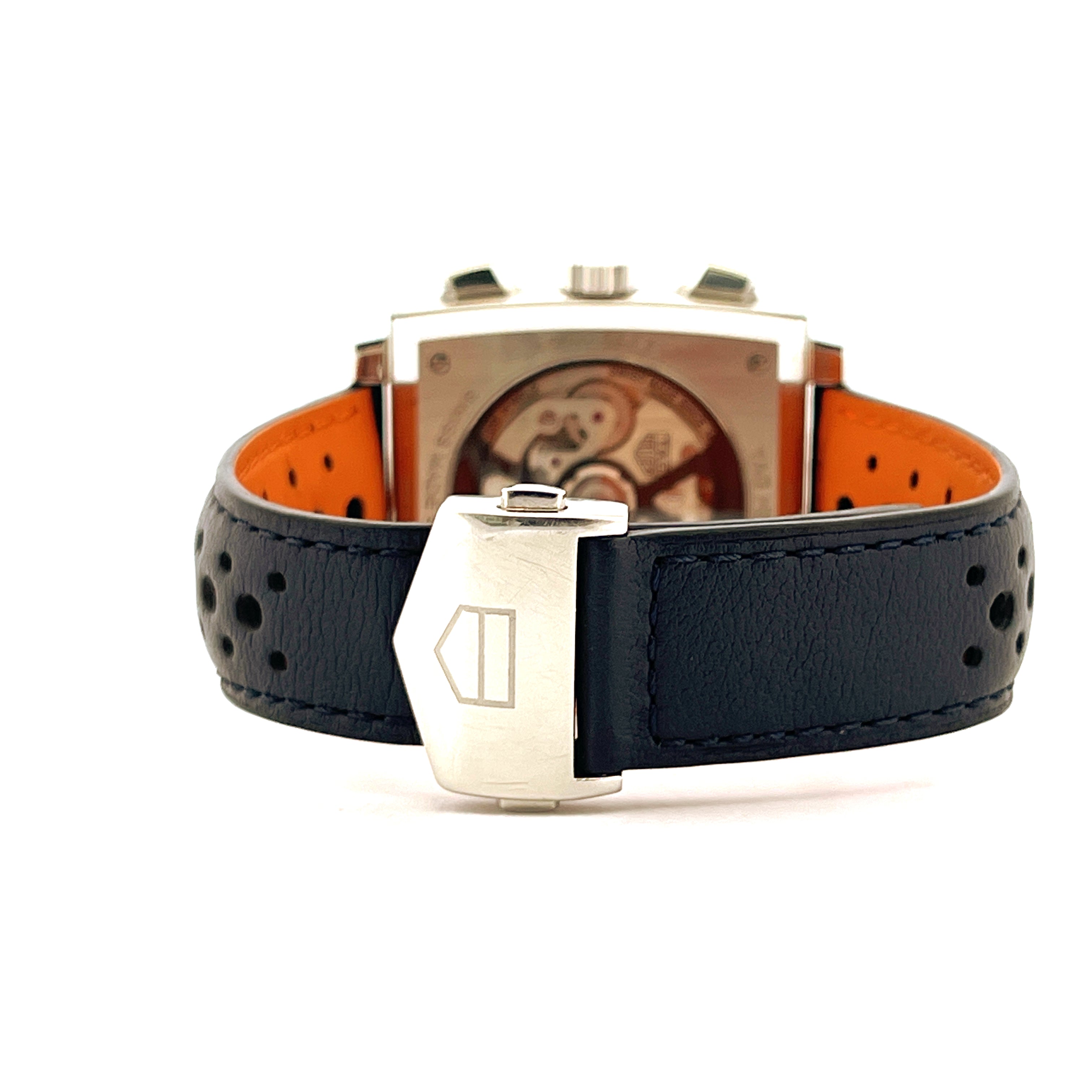 Detailaufnahme der Rückseite einer Tag Heuer Monaco Gulf Uhr mit schwarzem Lederarmband und Schließe auf weißem Hintergrund