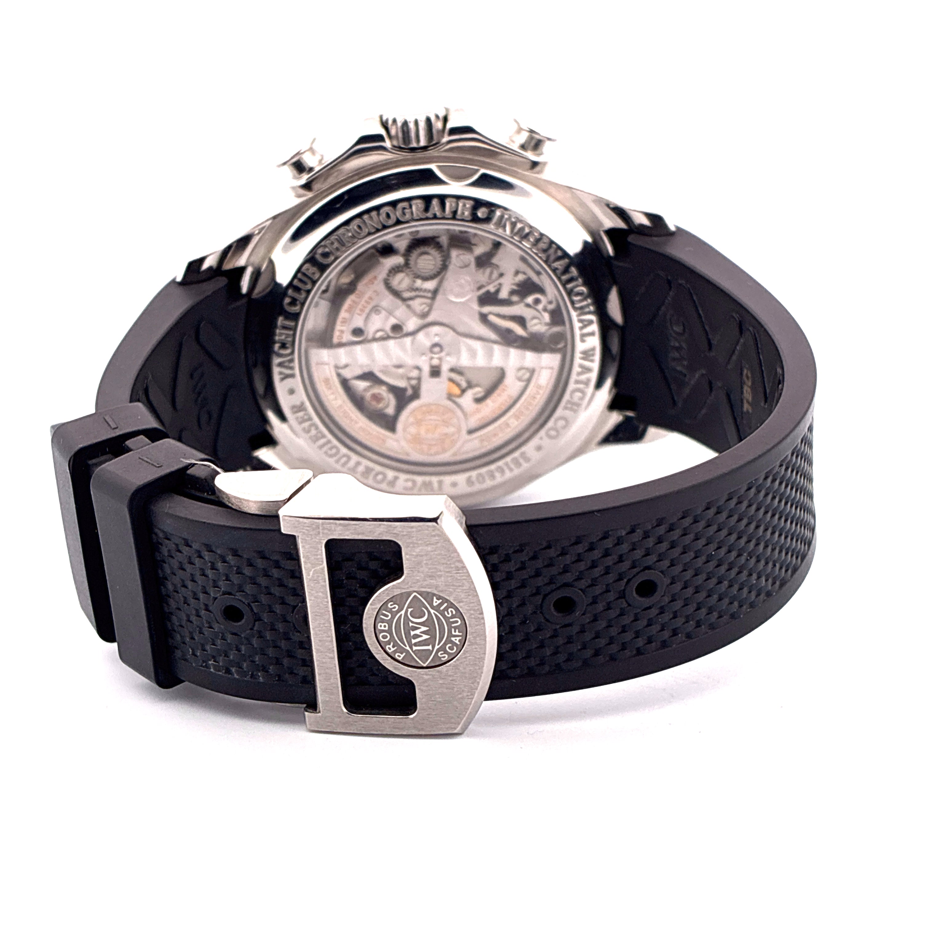 IWC Portuguese Yacht Club Chronograph im Detail mit Kautschukband und Edelstahlschließe