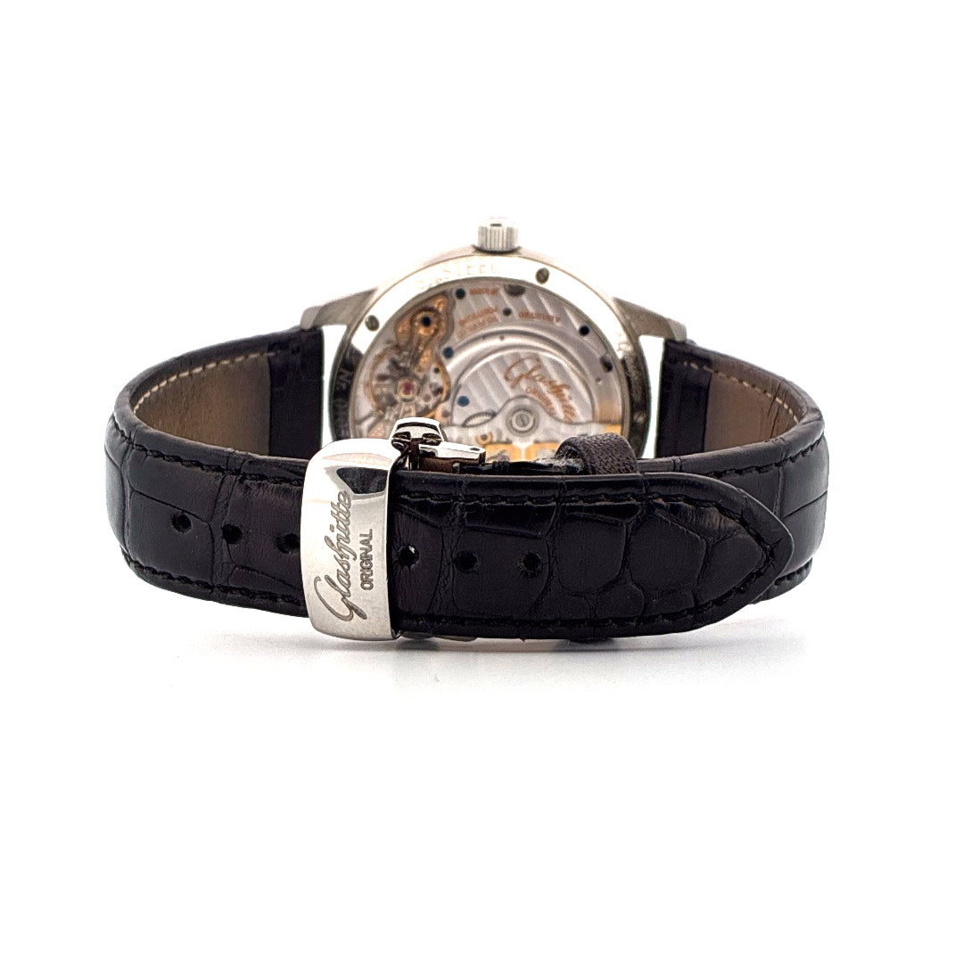 Glashütte Original PanoMatic Venue Automatik-Uhr mit schwarzem Lederarmband und Edelstahlschliesse Rueckansicht