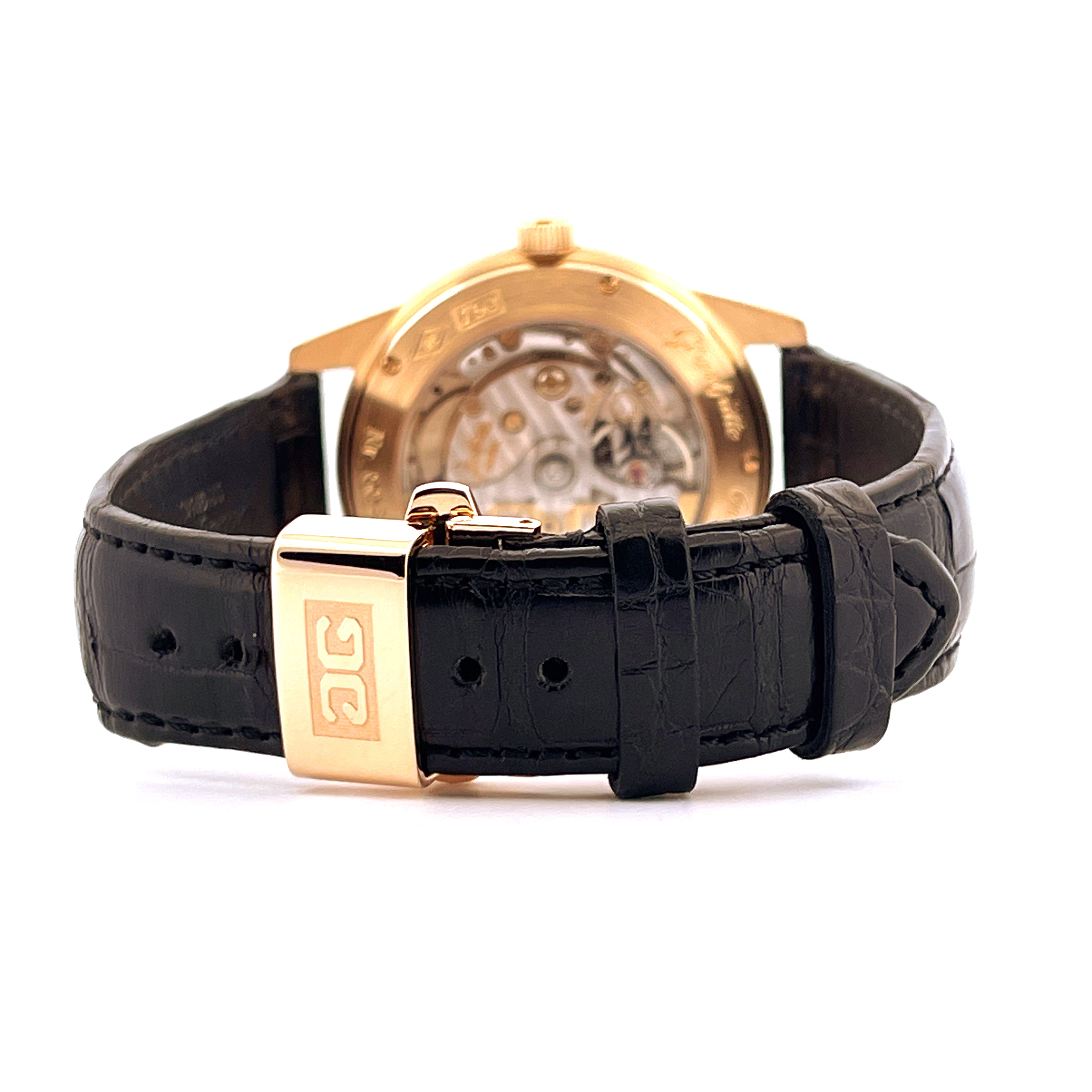 Glashütte Original Senator Moonphase: Detail der roséfarbenen Schließe mit JC-Logo und schwarzem Lederband