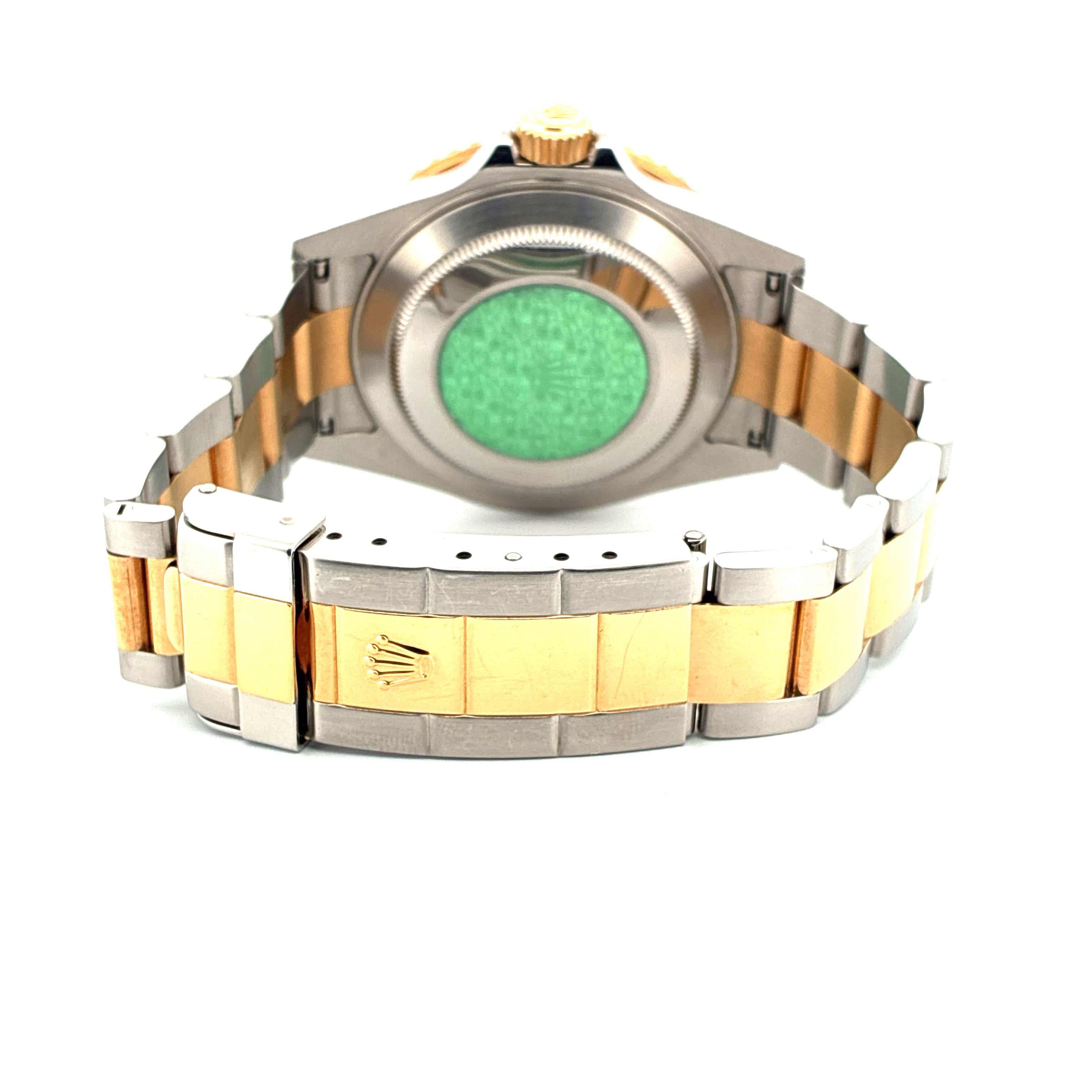 Rückansicht einer Rolex Submariner Date Bicolor Uhr mit gold- und stahlfarbenem Armband und dem Rolex-Logo auf der Schließe