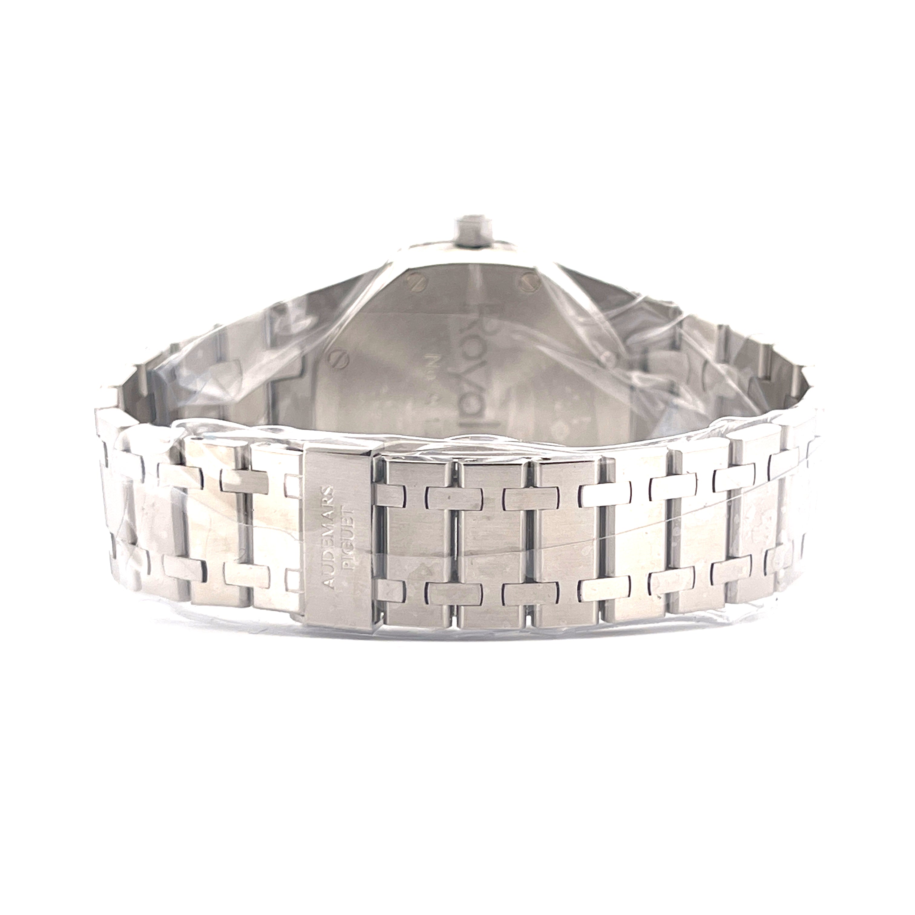 Audemars Piguet Royal Oak Jumbo 5402ST Vorderansicht mit Armband und Schließe auf weißem Hintergrund
