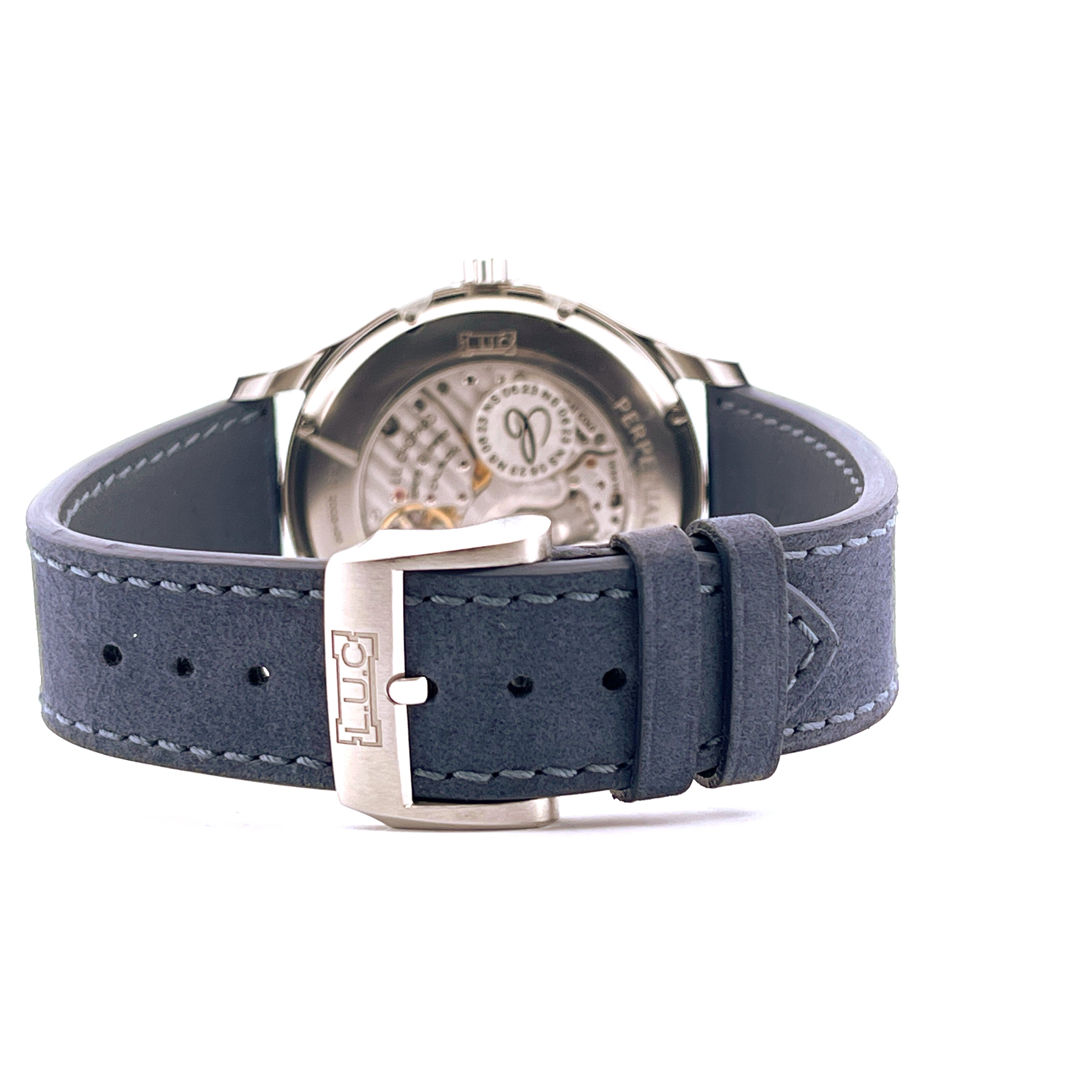 Chopard L.u.c. Perpetual Twin 43mm: Rückseite mit Edelstahlgehäuse, blauem Lederband und Logo-Schließe