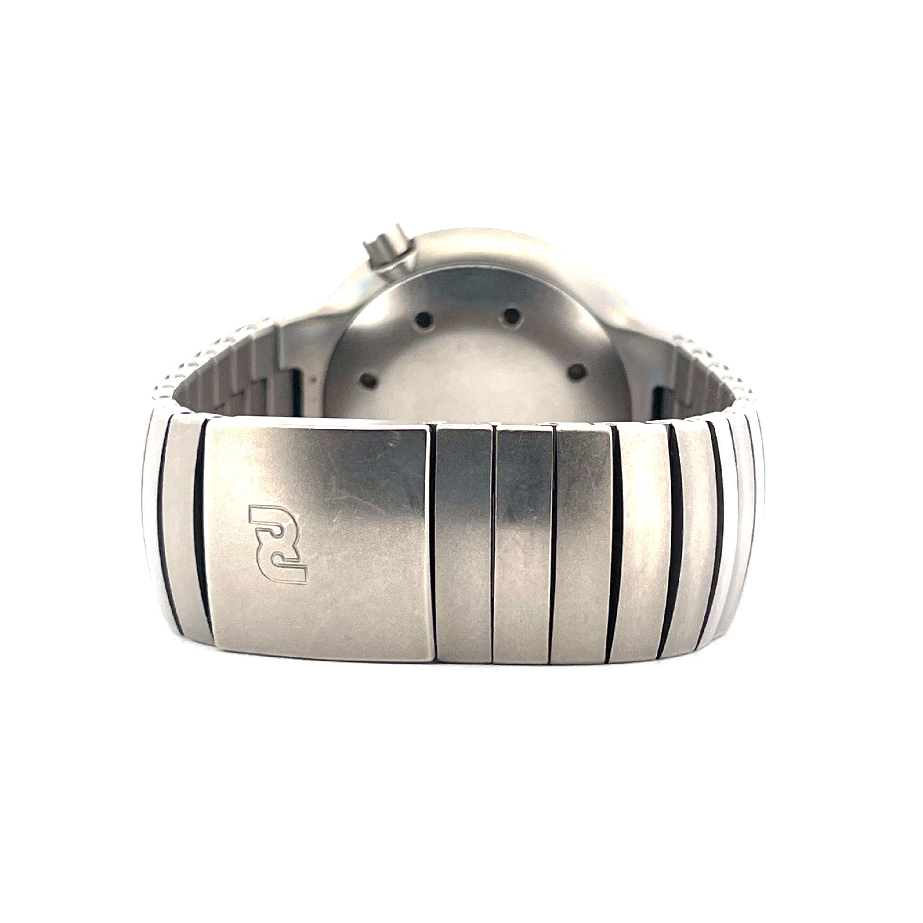 Rückansicht einer IWC Porsche Design Ocean 2000 Armbanduhr aus Titan mit Tommy-Logo auf der Schließe