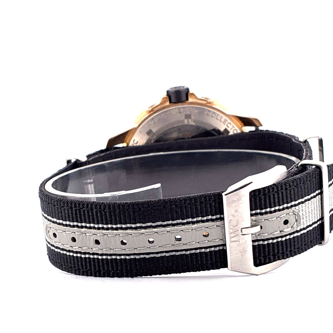 IWC Aquatimer Automatic Limited Edition mit schwarzem Textilarmband und Edelstahl-Schließe mit IWC-Logo in Seitenansicht