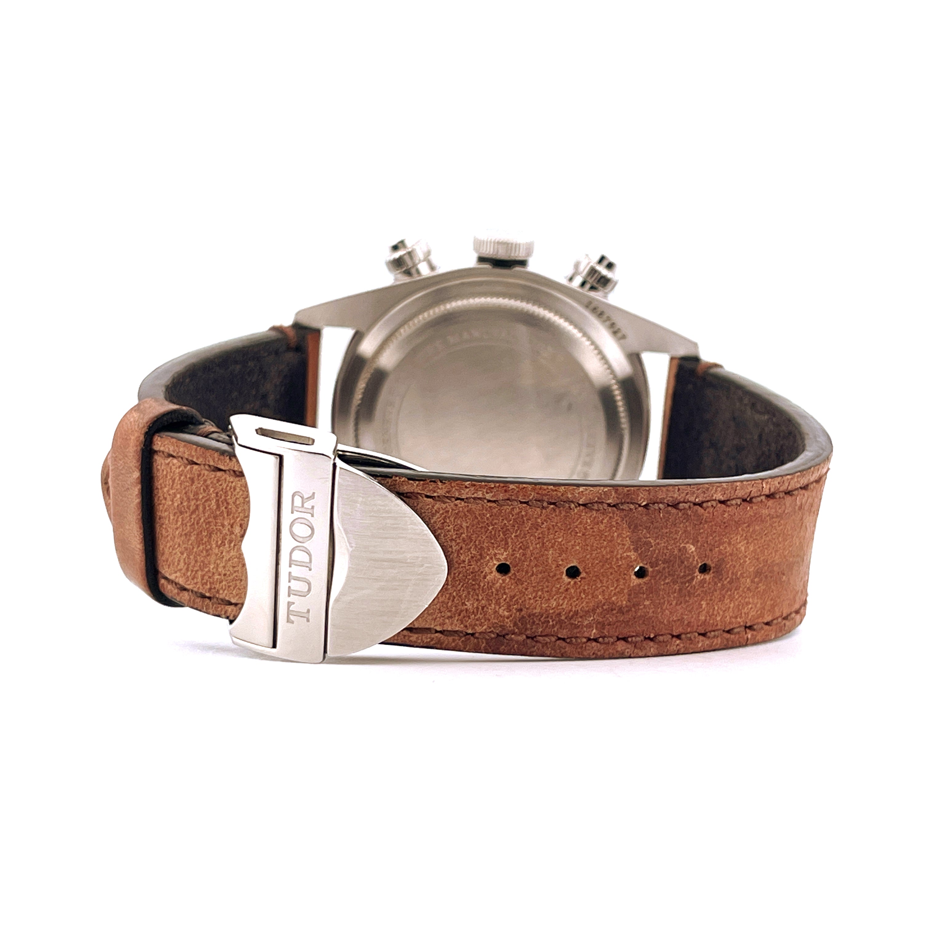 Nahaufnahme des Gehäuses und des braunen Lederarmbands einer Tudor Black Bay Chrono mit silberner Schließe