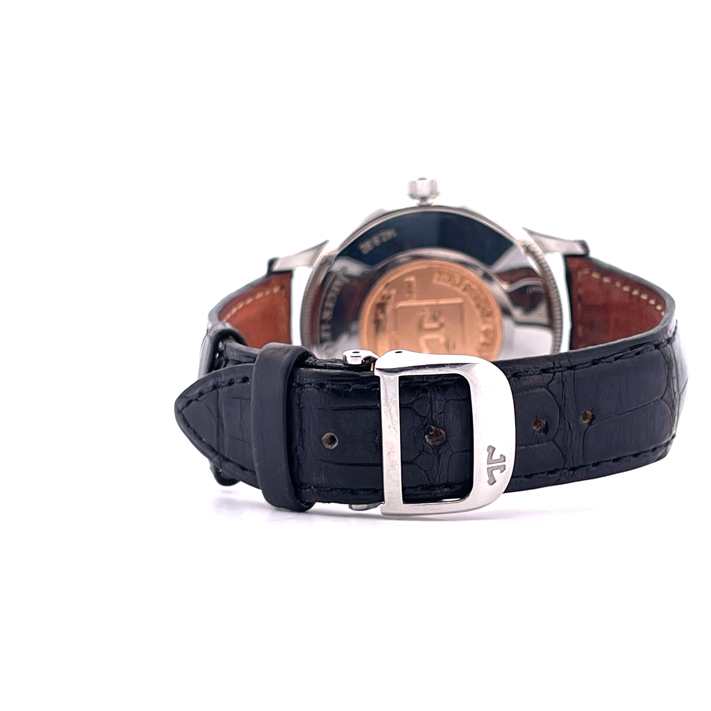 Jaeger LeCoultre Master Geographic 38mm Ansicht der Rückseite mit schwarzem Lederarmband und Metallschnalle