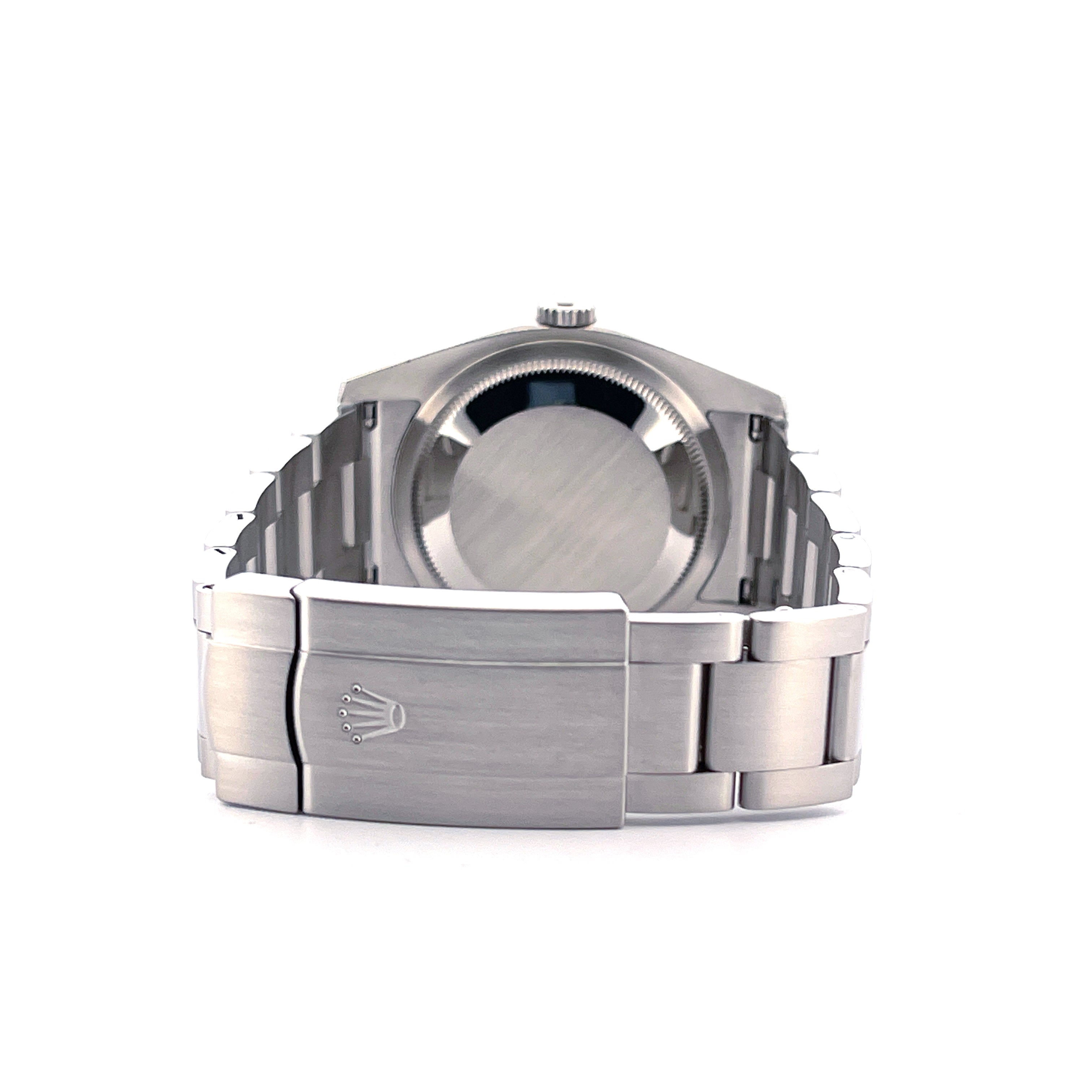 Rolex Oyster Perpetual 36 mit Stahlarmband und Krone auf der Schließe von hinten auf weißem Hintergrund