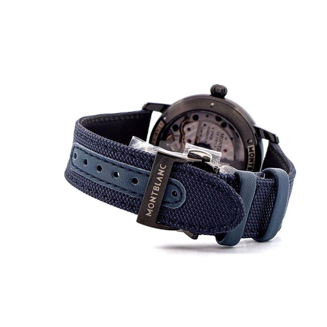 Seitenansicht einer Montblanc Nicolas Rieussec Star Legacy mit dunklem Stoffarmband und sichtbarem Uhrwerk