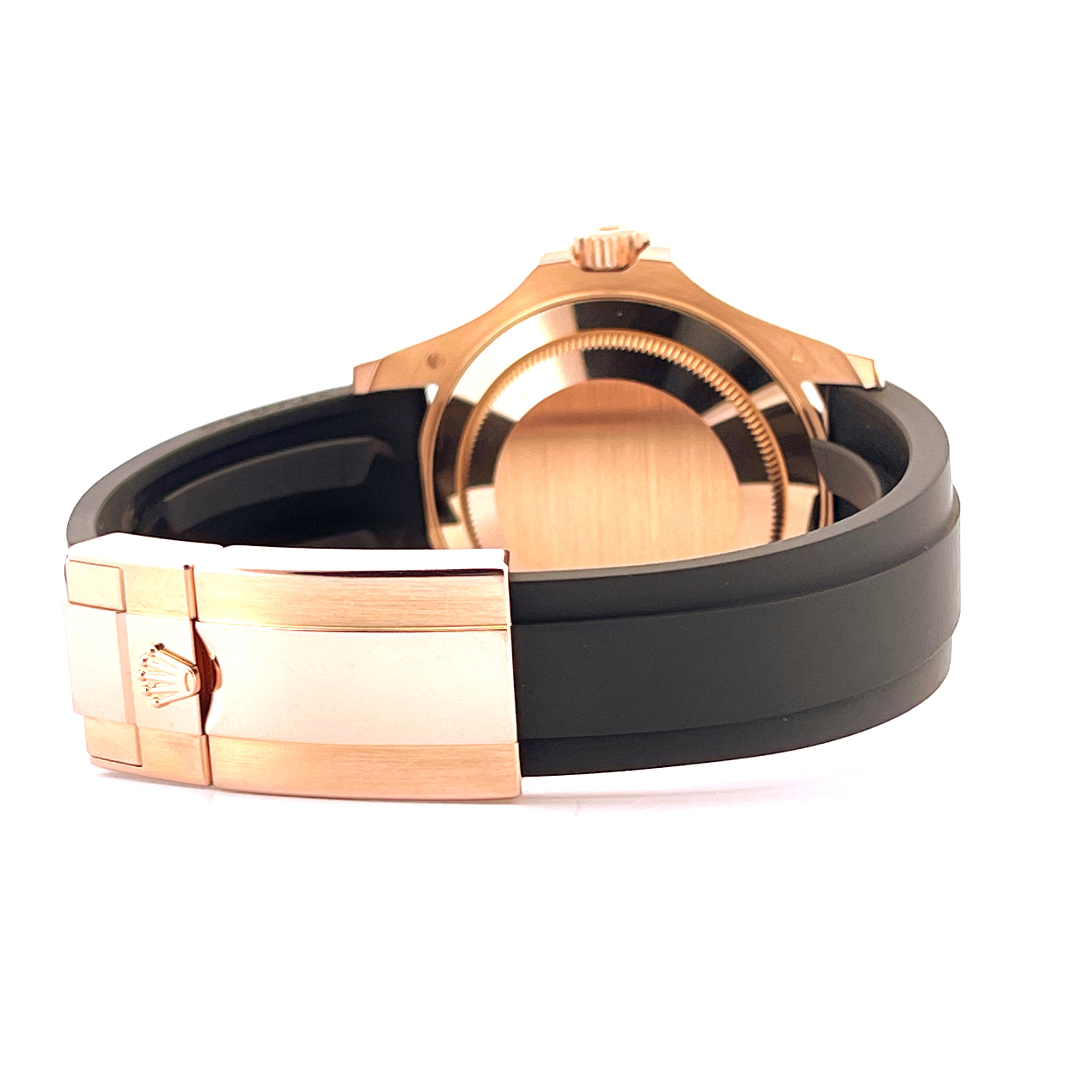 Rückansicht einer Rolex Yacht-Master 40 aus Roségold mit schwarzem Kautschukband und Schließe