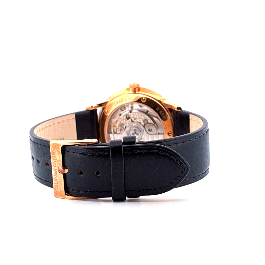 Junghans Meister Damen Uhr mit schwarzem Lederarmband und Sichtboden auf weissem Hintergrund