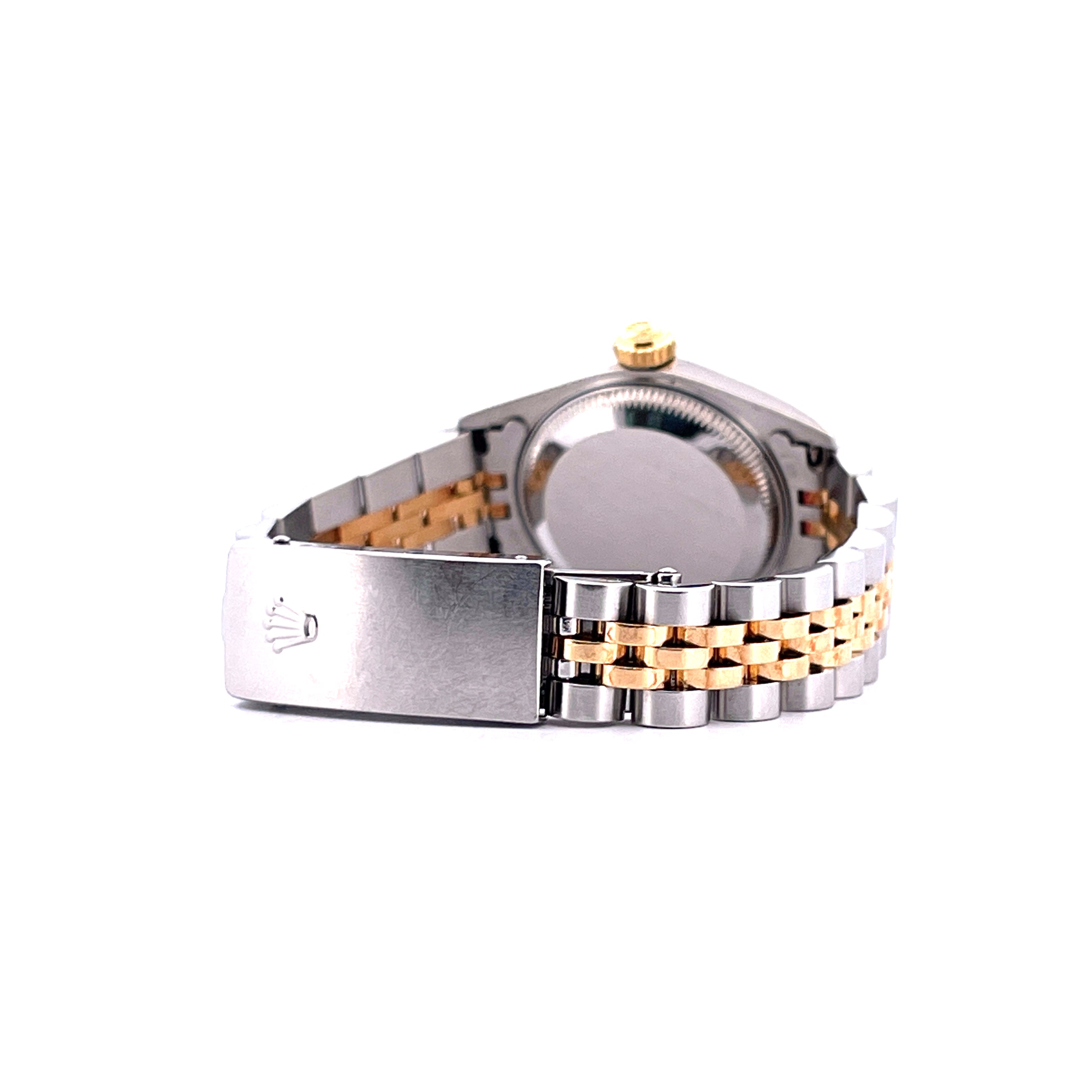 Rolex Lady-Datejust Bicolor, Seitenansicht des Gehaeuses, Armbands und Schliesse mit Rolex-Logo vor weissem Hintergrund