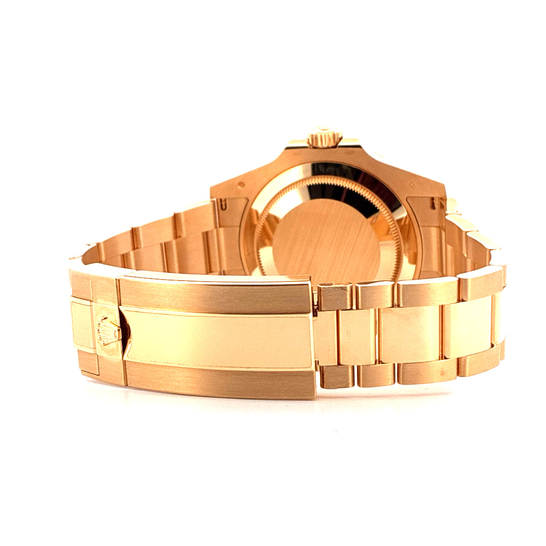 Rolex Submariner Date Gelbgold Armband und Gehäuse von hinten auf weißem Hintergrund