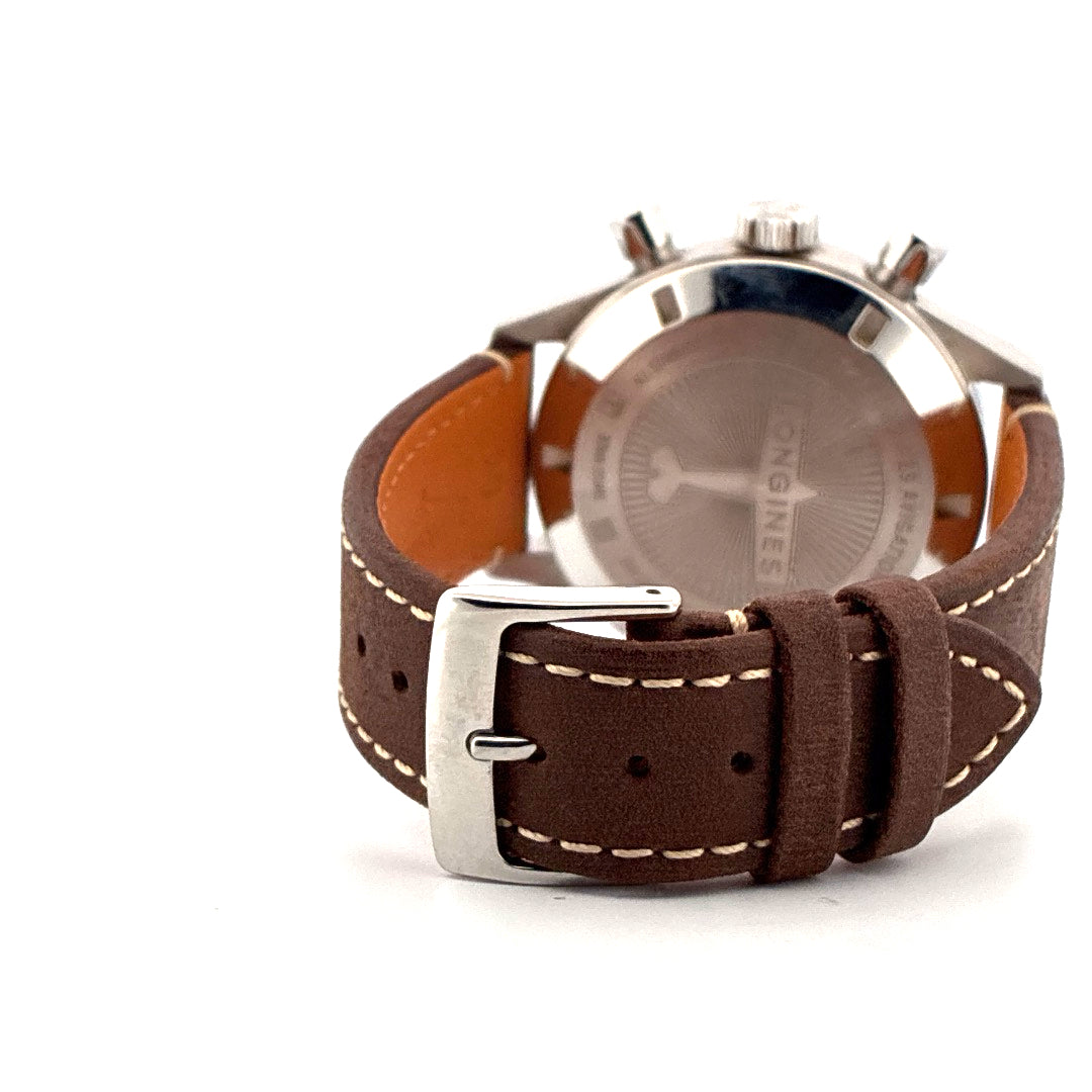 Rückansicht einer Longines Avigation Bigeye mit braunem Lederarmband und Silberschließe