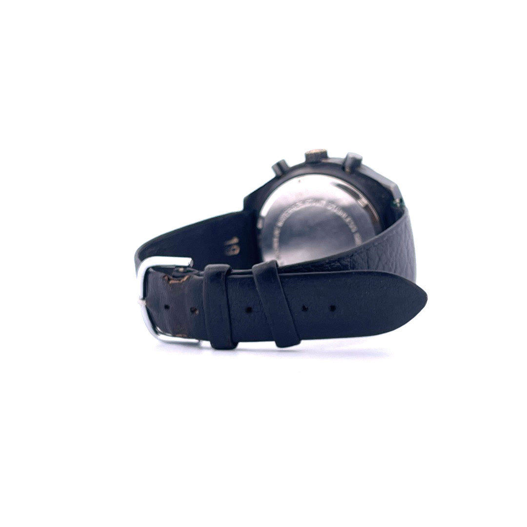 Tag Heuer Chronograph Big Shield Rückansicht mit schwarzem Lederarmband auf weißem Hintergrund