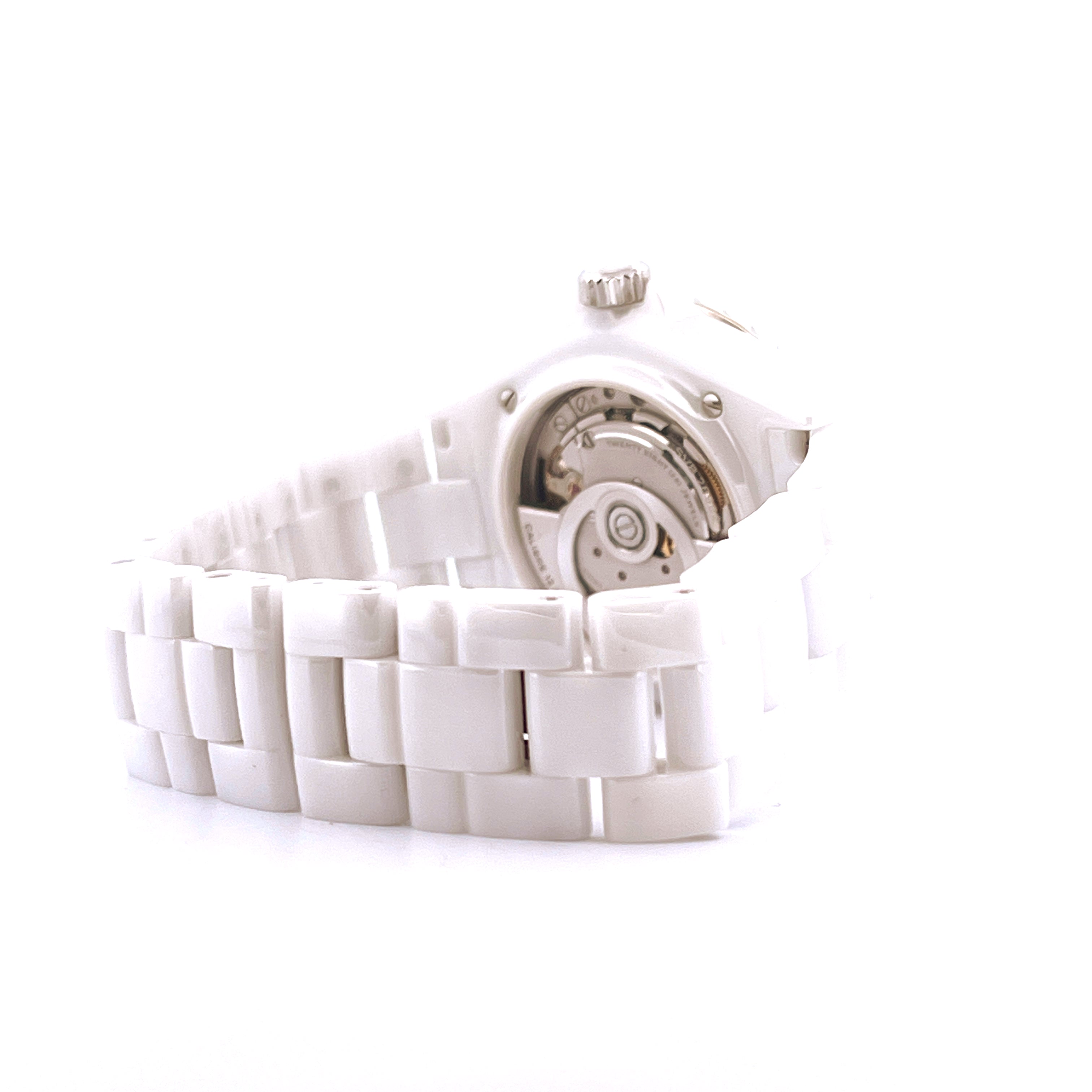 Seitenansicht einer Chanel J12 38 mm Keramikuhr mit sichtbarem Automatikwerk auf weißem Hintergrund