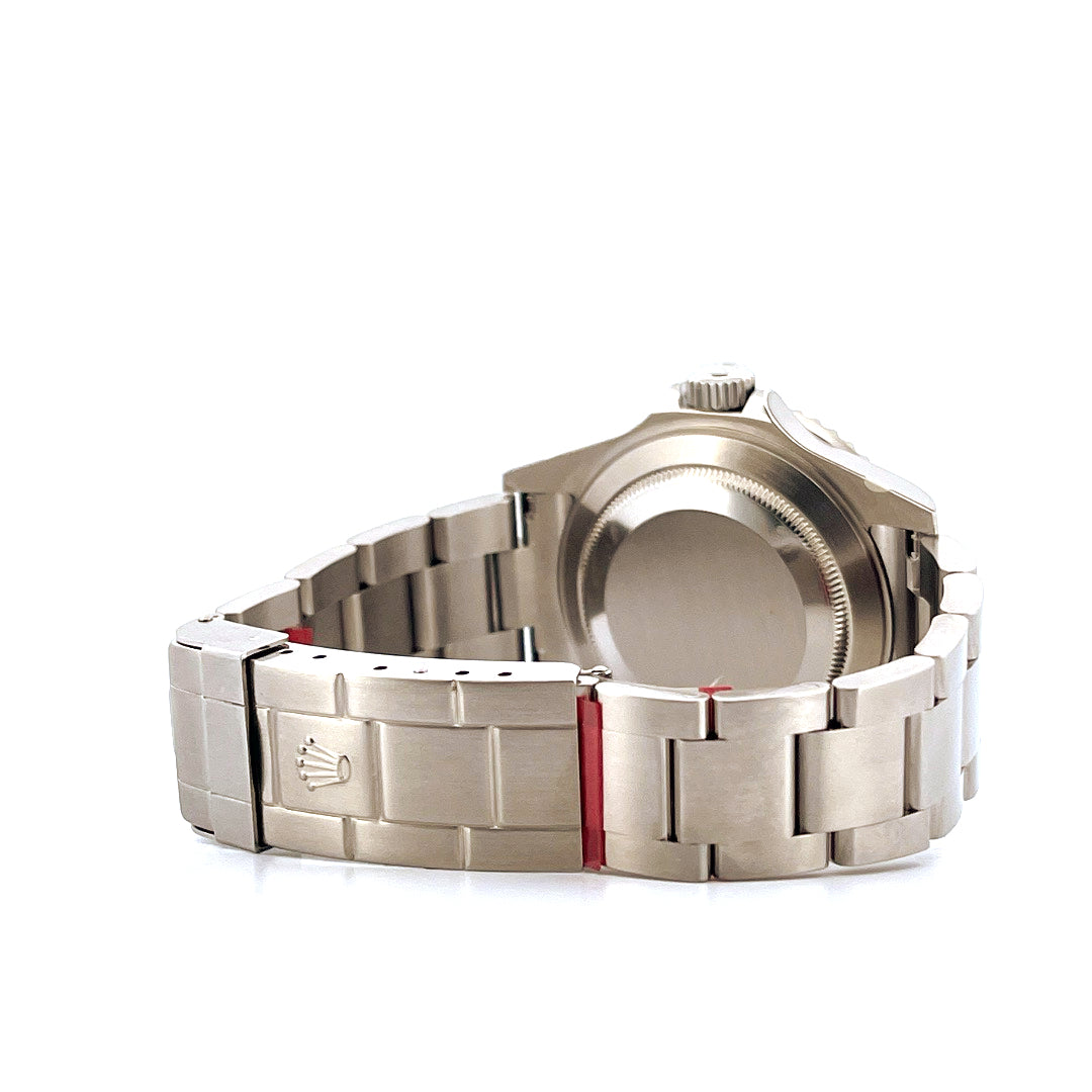 Rolex Kermit Submariner Date von hinten und seitlich gesehen mit poliertem Stahlband und roter Markierung