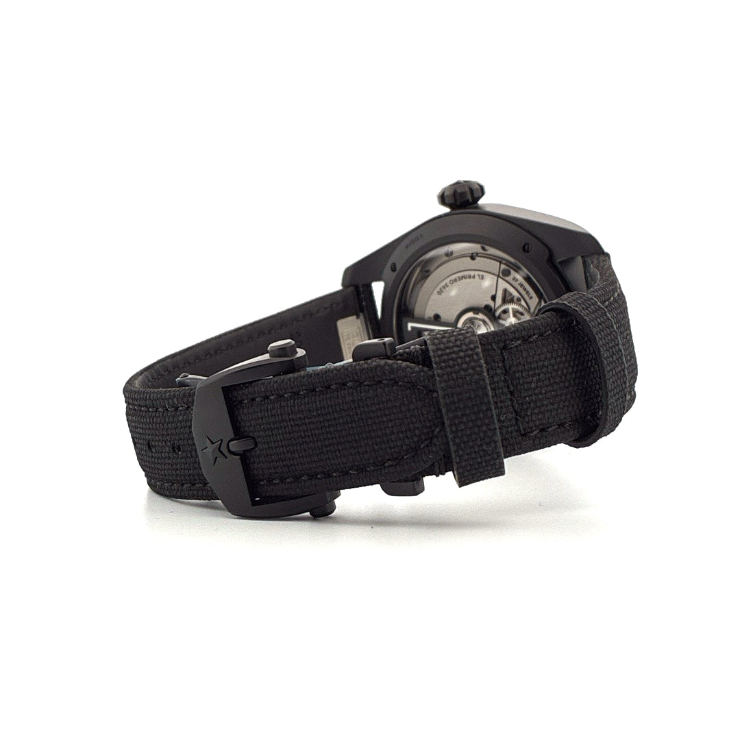 Zenith Pilot Automatic 40 mm All Black Ceramic von hinten mit schwarzem Armband und schwarzer Schliesse mit Sternsymbol