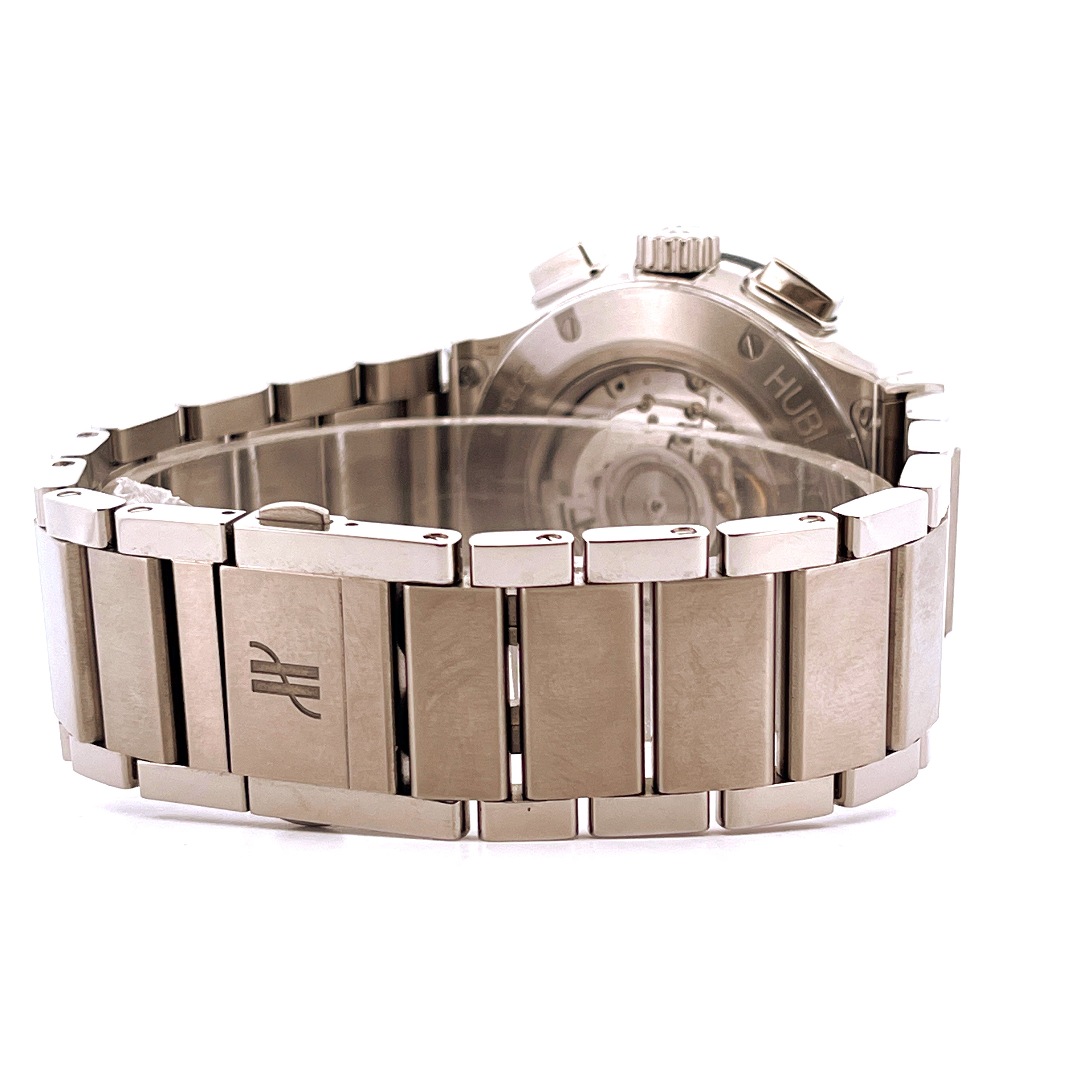 Hublot Classic Fusion Chronograph 45mm Titangehäuse mit poliertem Armband und Sichtboden auf weißem Hintergrund
