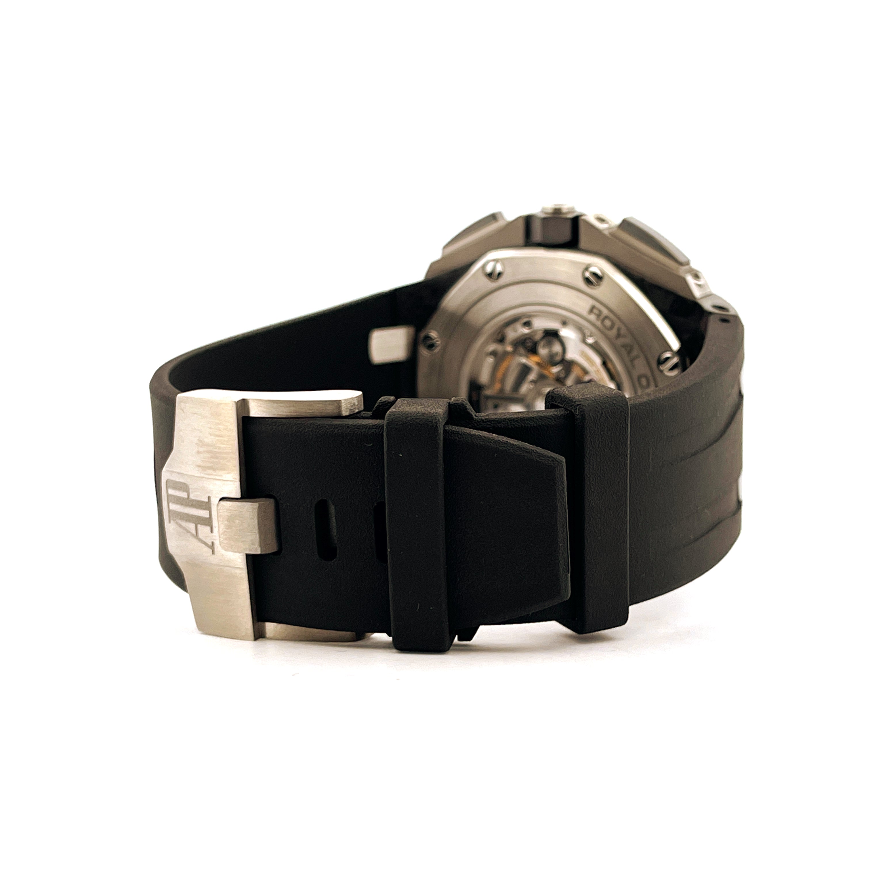 Audemars Piguet Royal Oak Offshore Carbon&Ceramic von der Seite mit geschlossenem schwarzem Armband und AP-Schließe