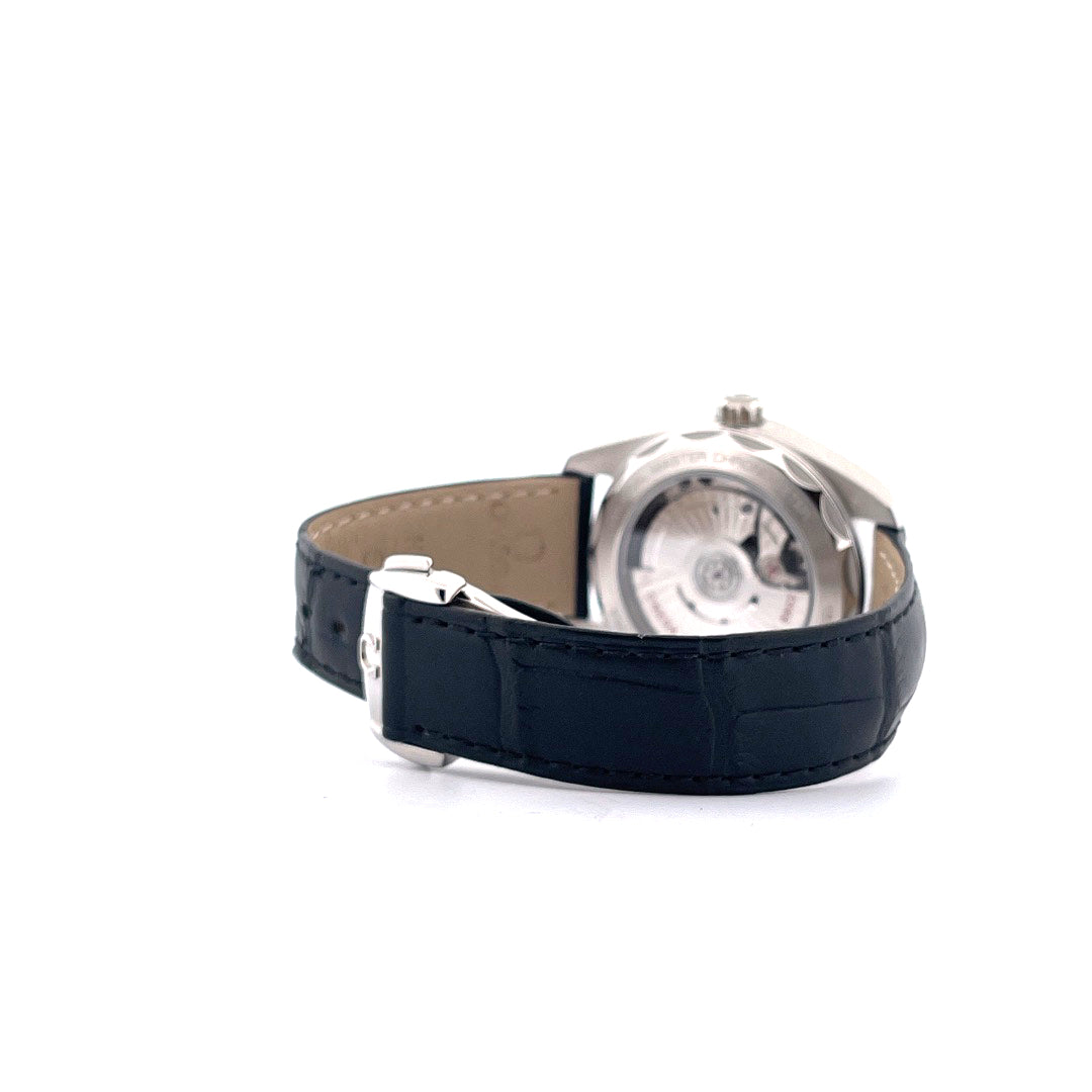Rückansicht einer Omega Seamaster Aqua Terra 38mm Automatik mit schwarzem Lederband und Stahl-Faltschließe