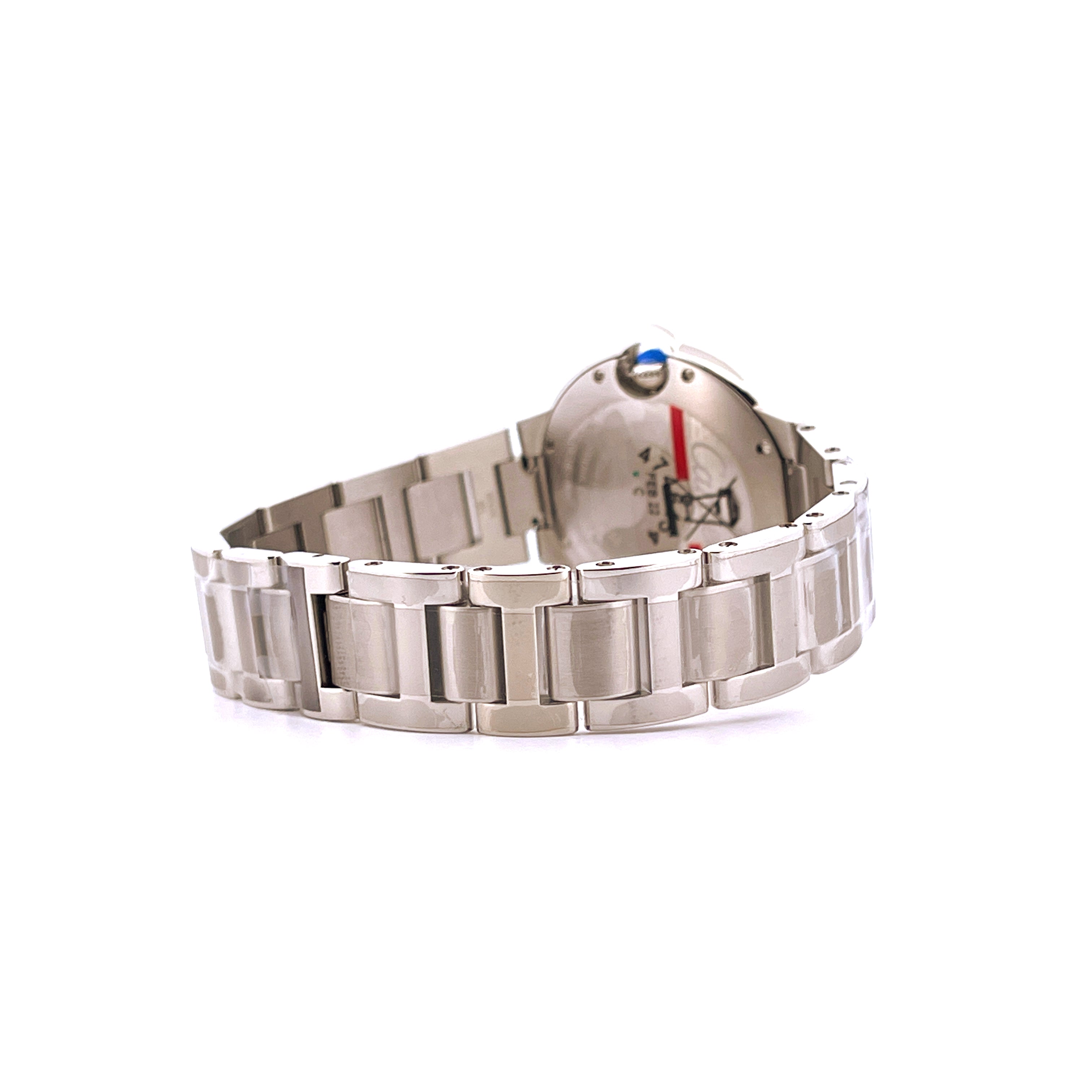 Seitenansicht einer Cartier Ballon Bleu 33mm Edelstahl-Damenuhr mit poliertem Metallarmband