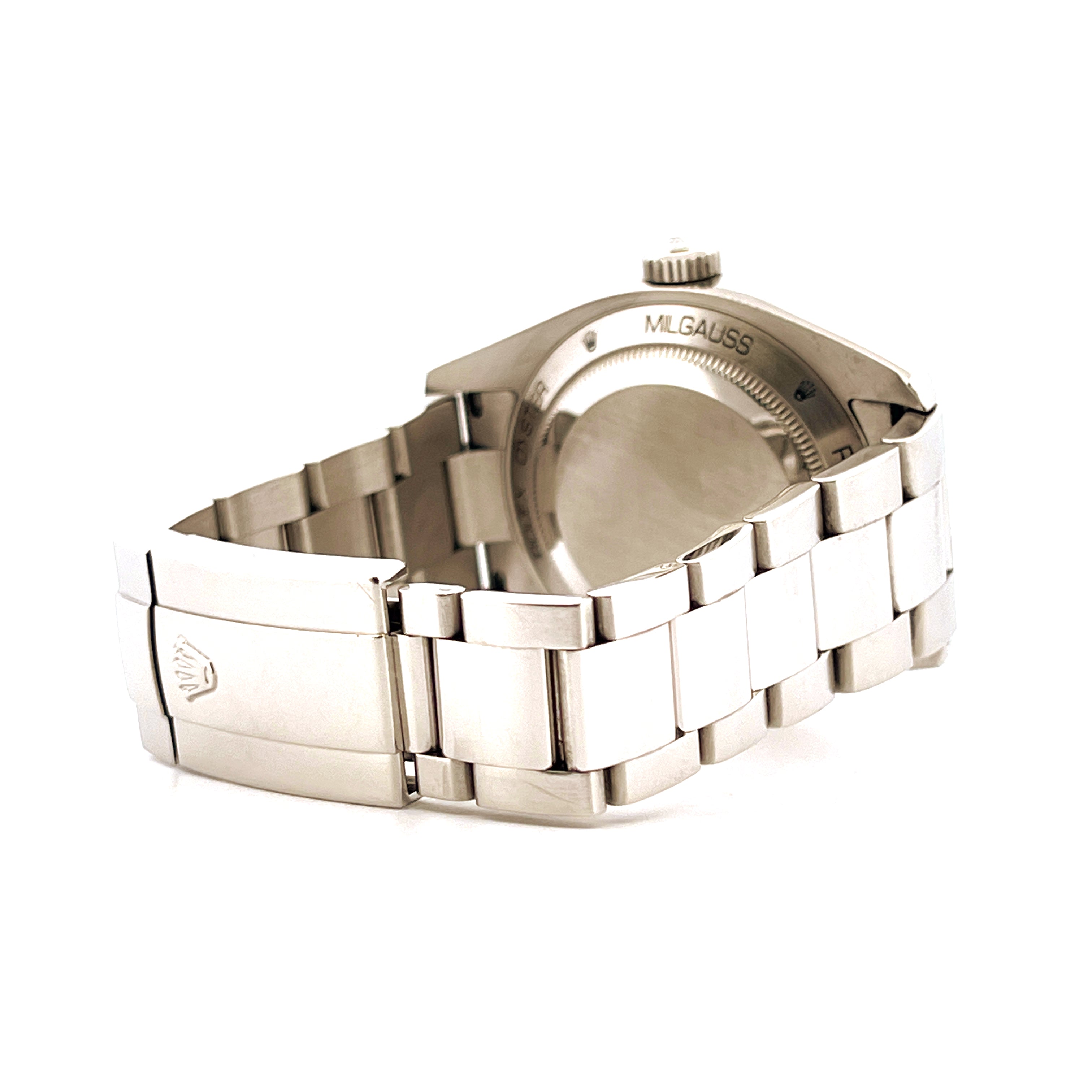 Rolex Milgauss 116400 von der Seite gesehen, mit Stahlarmband und Schließe