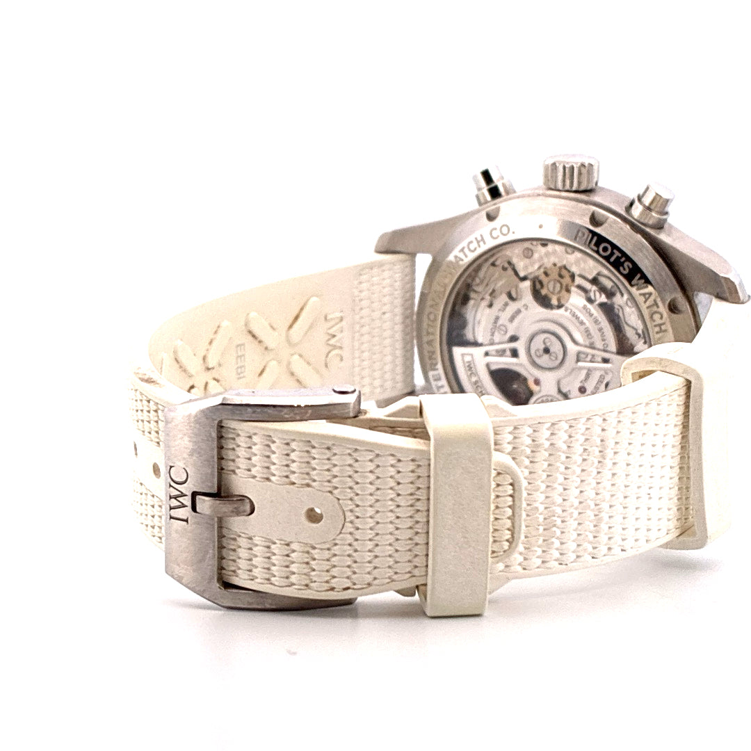 IWC Pilot's Watch Chronograph mit weißem Band und sichtbarem Automatikwerk auf weißem Hintergrund