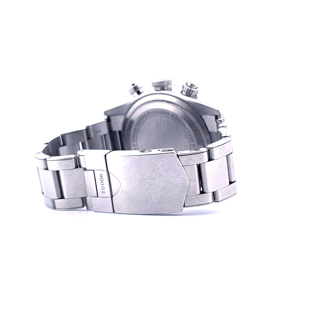 Tudor Black Bay Chrono Stahl Automatik, Rückseite der Schließe mit eingraviertem Tudor Logo und Schriftzug